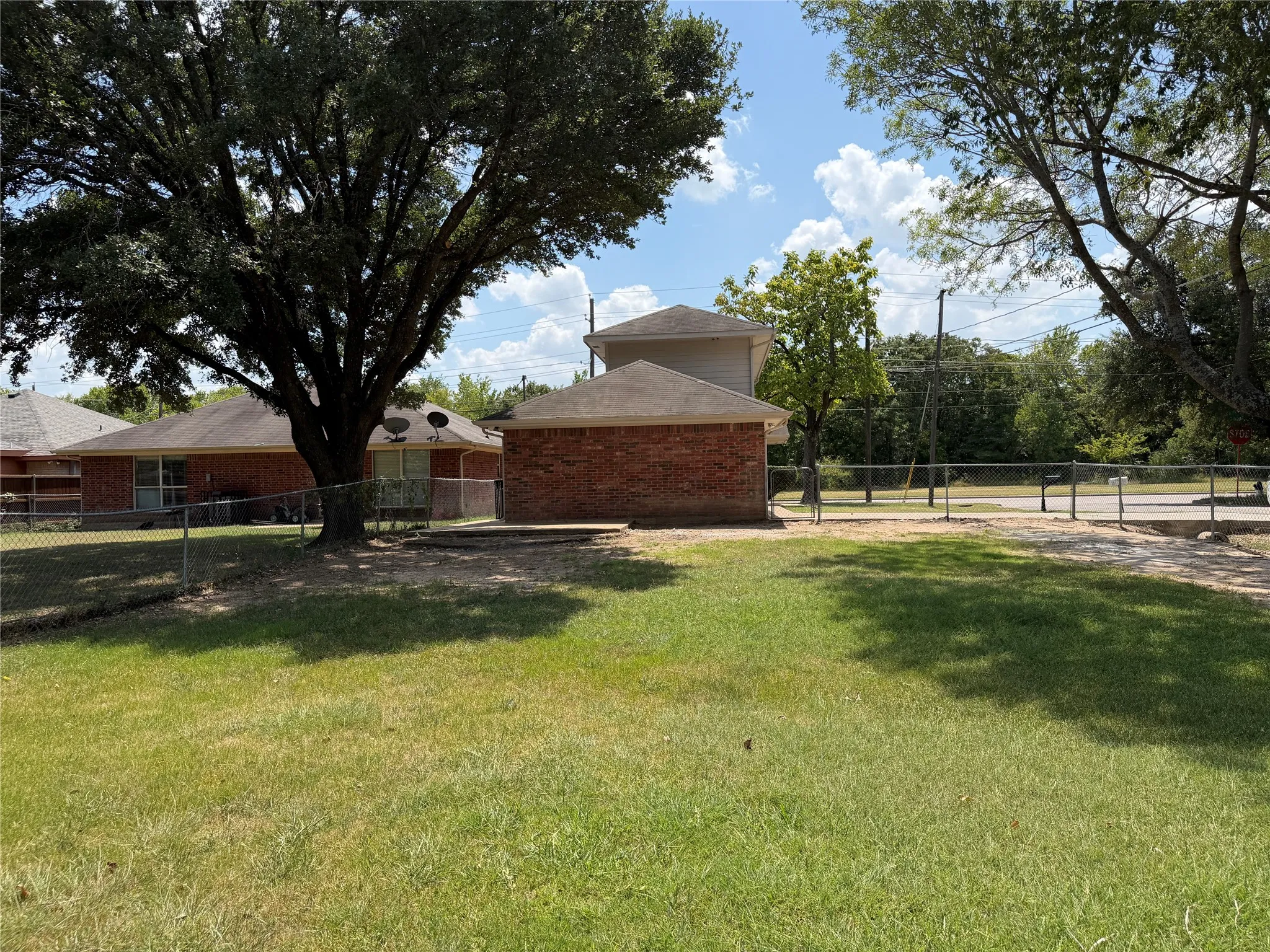 Single Family Residence For Rent in Dallas County , 12905 Kleberg Road, Dallas, Texas 75253, 3 Bedroom, 2 Bathroom, 2 Garage spaces, 1,268 Sqft, built in 2004, mls#21347510, Real Estate Agent in Dallas, Homes For Rent in Dallas county, Homes For Rent in Dallas, Realtor in Dallas Texas, Real Estate Brokerage Independent Realty Texas, Luminita Cordes Realtor