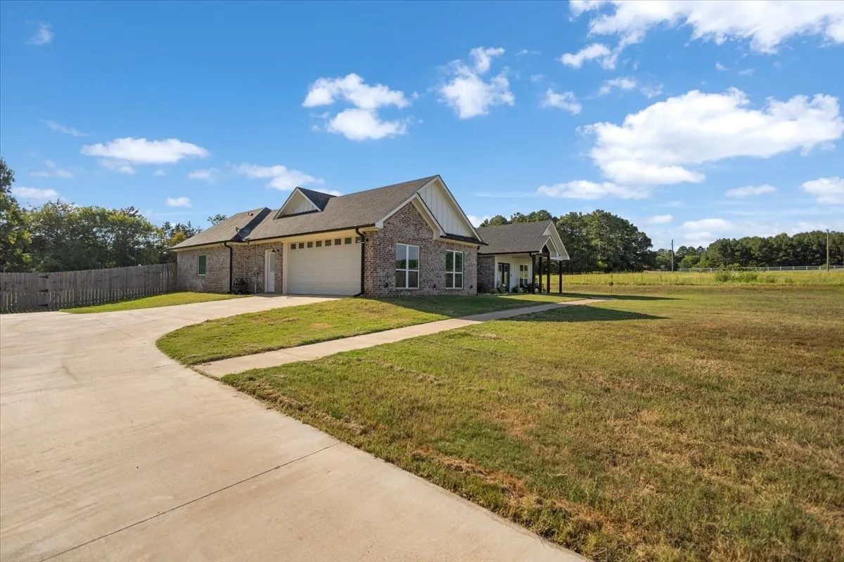 Single Family Residence For Sale in Cherokee County , 13393 N FM 768, Jacksonville, Texas 75766, 3 Bedroom, 3 Bathroom, 2 Garage spaces, 2,285 Sqft, built in 2023, mls#21344619, Real Estate Agent in Jacksonville, Homes For Sale in Cherokee county, Homes For Sale in Jacksonville, Realtor in Jacksonville Texas, Real Estate Brokerage Independent Realty Texas, Luminita Cordes Realtor