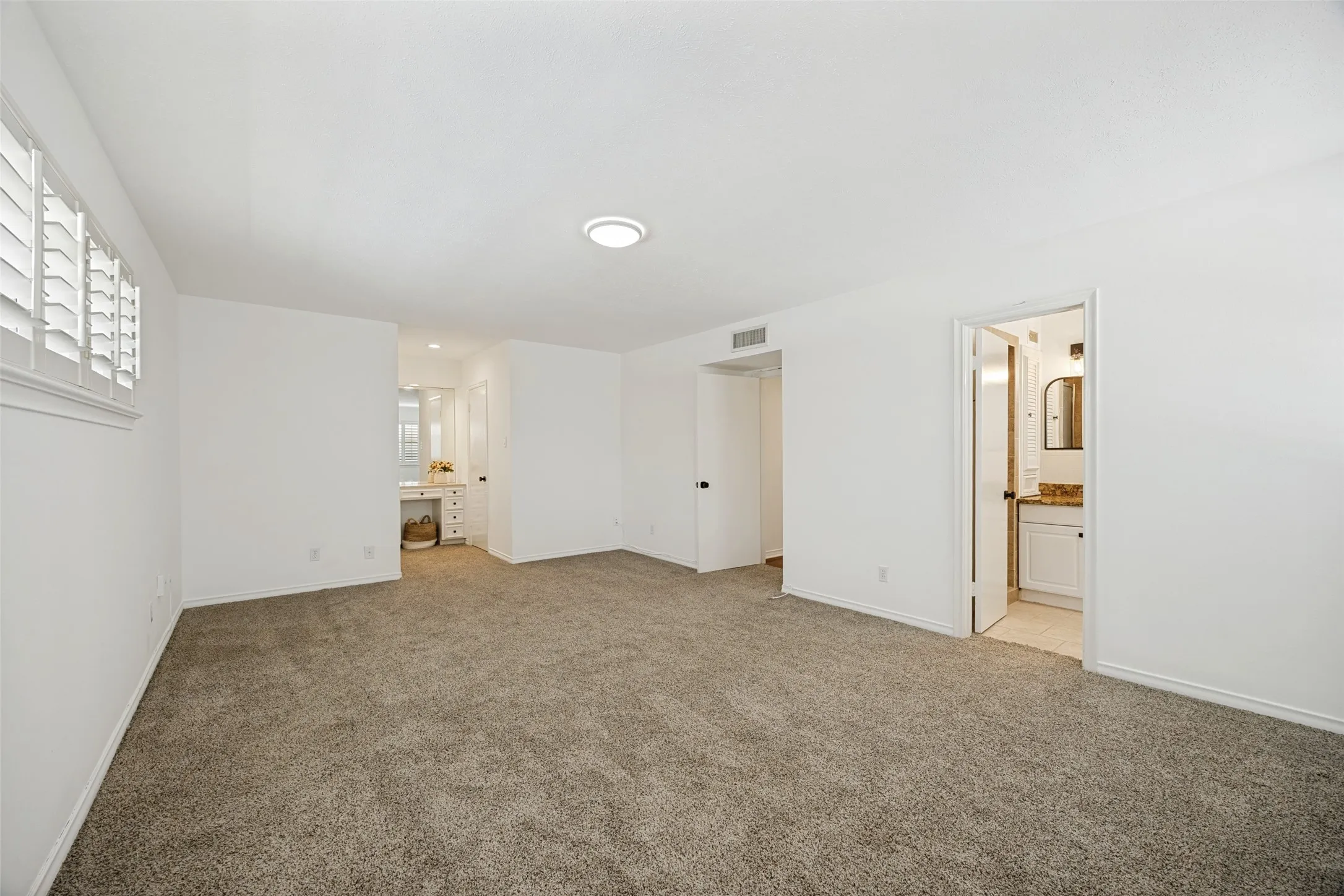 Primanry BR w ensuite bath, dressing area & 2 walk in closets