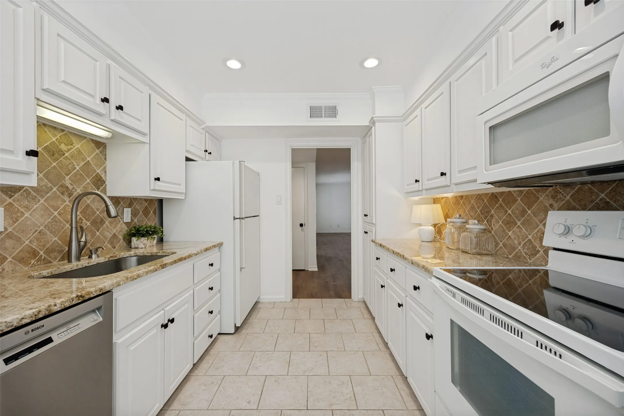 Condominium For Sale in Dallas County , 8619 Edgemere Road C, Dallas, Texas 75225, 2 Bedroom, 2 Bathroom, Garage spaces, 1,556 Sqft, built in 1958, mls#21347499, Real Estate Agent in Dallas, Homes For Sale in Dallas county, Homes For Sale in Dallas, Realtor in Dallas Texas, Real Estate Brokerage Independent Realty Texas, Luminita Cordes Realtor