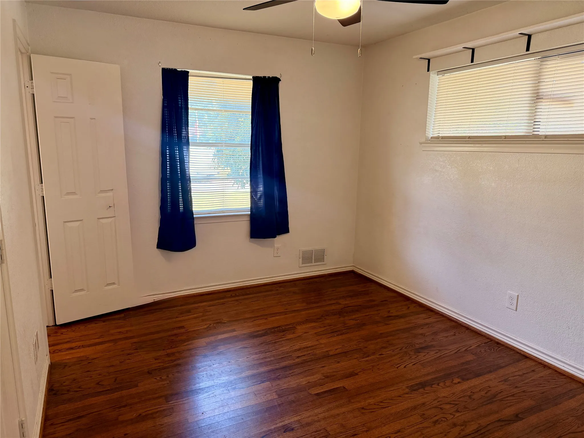 Single Family Residence For Sale in Kaufman County , 201 Collins Drive, Terrell, Texas 75160, 3 Bedroom, 2 Bathroom, 2 Garage spaces, 1,676 Sqft, built in 1970, mls#21346139, Real Estate Agent in Terrell, Homes For Sale in Kaufman county, Homes For Sale in Terrell, Realtor in Terrell Texas, Real Estate Brokerage Independent Realty Texas, Luminita Cordes Realtor