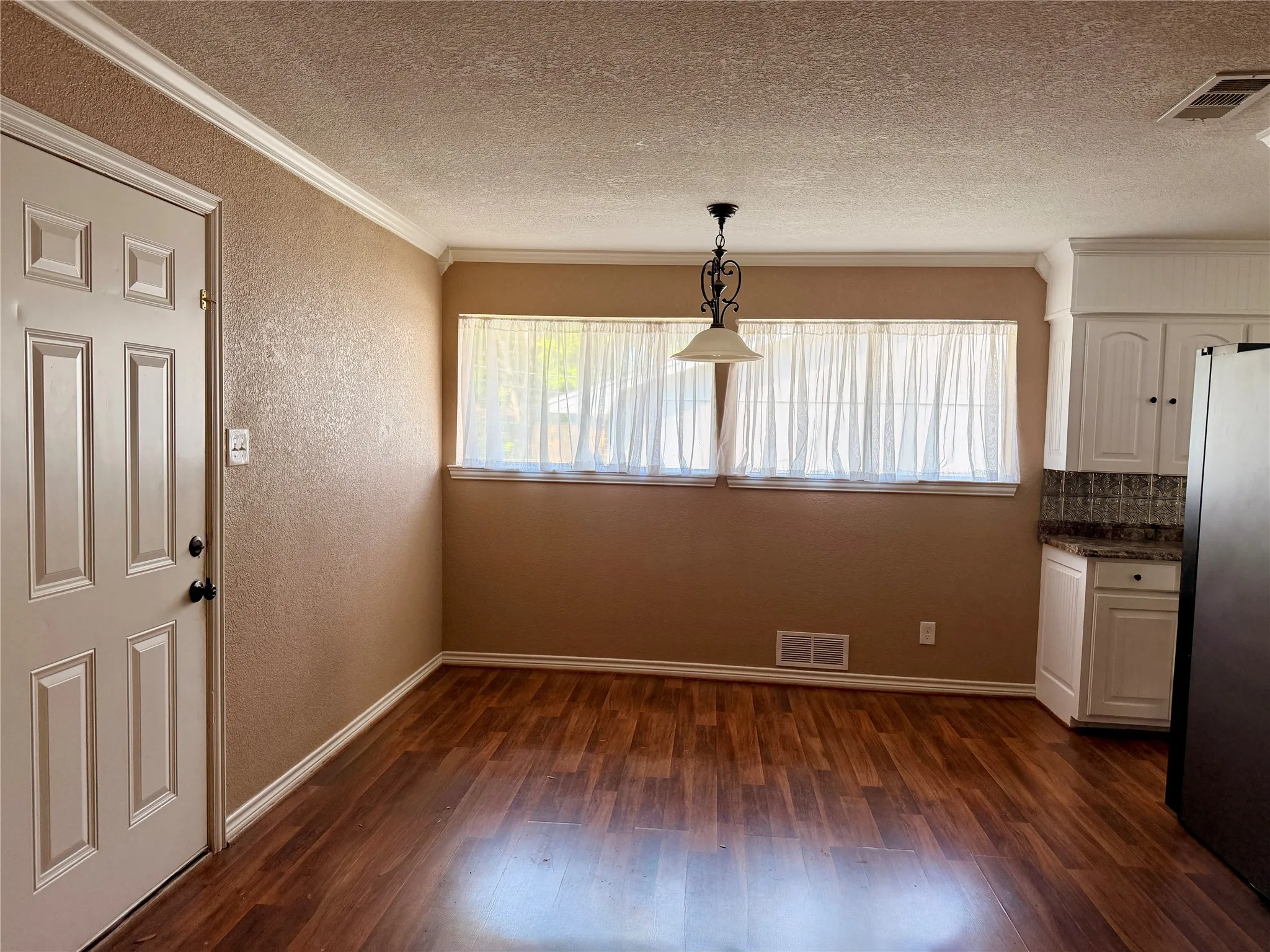 Single Family Residence For Sale in Kaufman County , 201 Collins Drive, Terrell, Texas 75160, 3 Bedroom, 2 Bathroom, 2 Garage spaces, 1,676 Sqft, built in 1970, mls#21346139, Real Estate Agent in Terrell, Homes For Sale in Kaufman county, Homes For Sale in Terrell, Realtor in Terrell Texas, Real Estate Brokerage Independent Realty Texas, Luminita Cordes Realtor