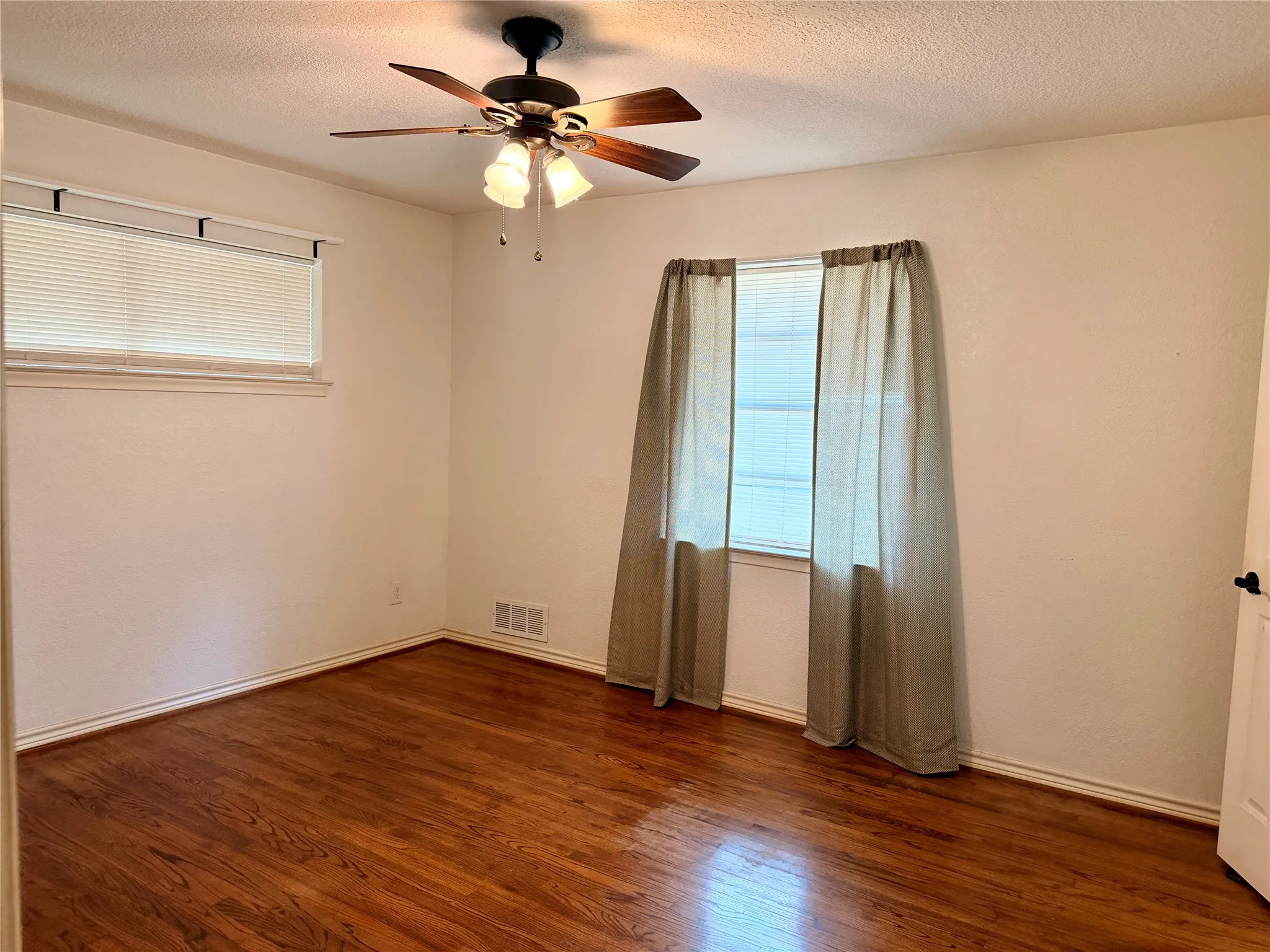 Single Family Residence For Sale in Kaufman County , 201 Collins Drive, Terrell, Texas 75160, 3 Bedroom, 2 Bathroom, 2 Garage spaces, 1,676 Sqft, built in 1970, mls#21346139, Real Estate Agent in Terrell, Homes For Sale in Kaufman county, Homes For Sale in Terrell, Realtor in Terrell Texas, Real Estate Brokerage Independent Realty Texas, Luminita Cordes Realtor