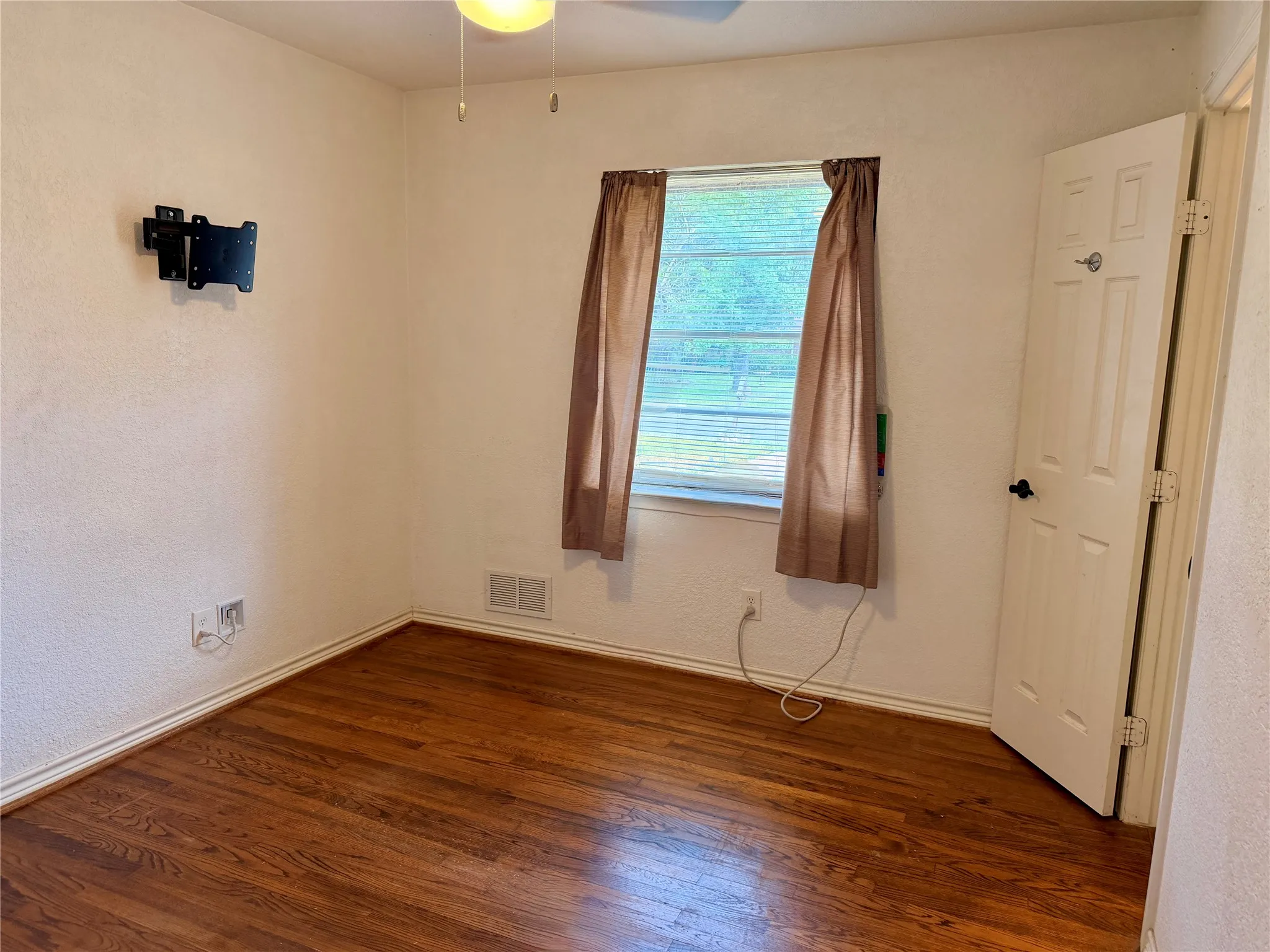 Single Family Residence For Sale in Kaufman County , 201 Collins Drive, Terrell, Texas 75160, 3 Bedroom, 2 Bathroom, 2 Garage spaces, 1,676 Sqft, built in 1970, mls#21346139, Real Estate Agent in Terrell, Homes For Sale in Kaufman county, Homes For Sale in Terrell, Realtor in Terrell Texas, Real Estate Brokerage Independent Realty Texas, Luminita Cordes Realtor
