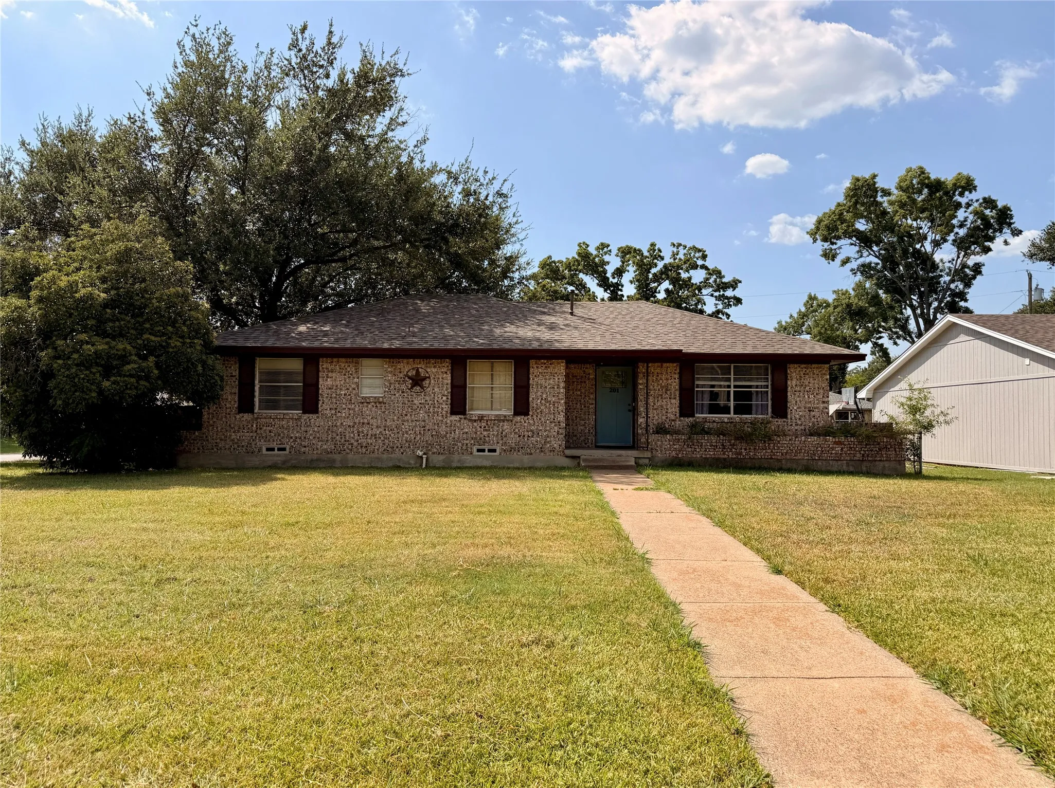 Single Family Residence For Sale in Kaufman County , 201 Collins Drive, Terrell, Texas 75160, 3 Bedroom, 2 Bathroom, 2 Garage spaces, 1,676 Sqft, built in 1970, mls#21346139, Real Estate Agent in Terrell, Homes For Sale in Kaufman county, Homes For Sale in Terrell, Realtor in Terrell Texas, Real Estate Brokerage Independent Realty Texas, Luminita Cordes Realtor