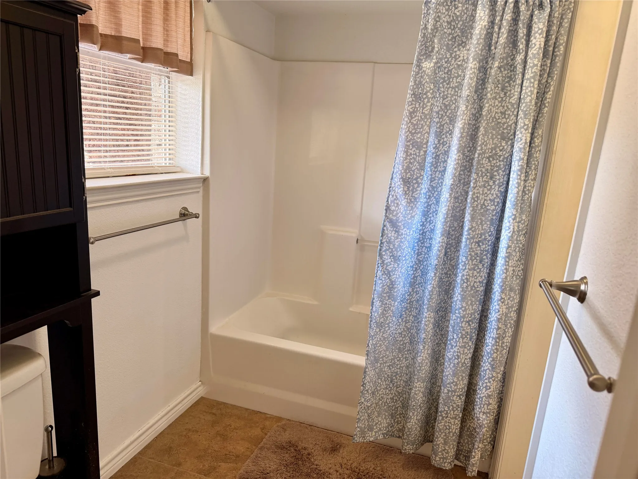 Single Family Residence For Sale in Kaufman County , 201 Collins Drive, Terrell, Texas 75160, 3 Bedroom, 2 Bathroom, 2 Garage spaces, 1,676 Sqft, built in 1970, mls#21346139, Real Estate Agent in Terrell, Homes For Sale in Kaufman county, Homes For Sale in Terrell, Realtor in Terrell Texas, Real Estate Brokerage Independent Realty Texas, Luminita Cordes Realtor