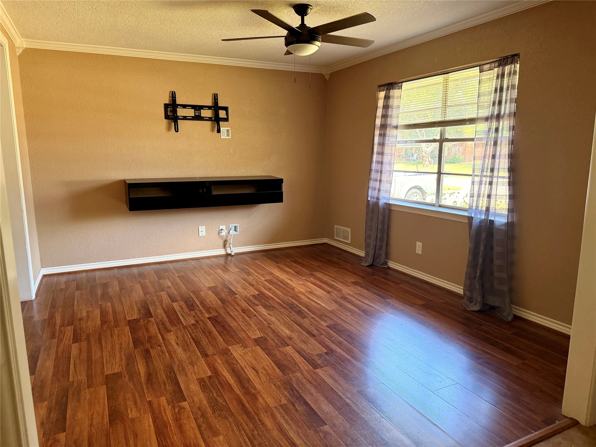 Single Family Residence For Sale in Kaufman County , 201 Collins Drive, Terrell, Texas 75160, 3 Bedroom, 2 Bathroom, 2 Garage spaces, 1,676 Sqft, built in 1970, mls#21346139, Real Estate Agent in Terrell, Homes For Sale in Kaufman county, Homes For Sale in Terrell, Realtor in Terrell Texas, Real Estate Brokerage Independent Realty Texas, Luminita Cordes Realtor
