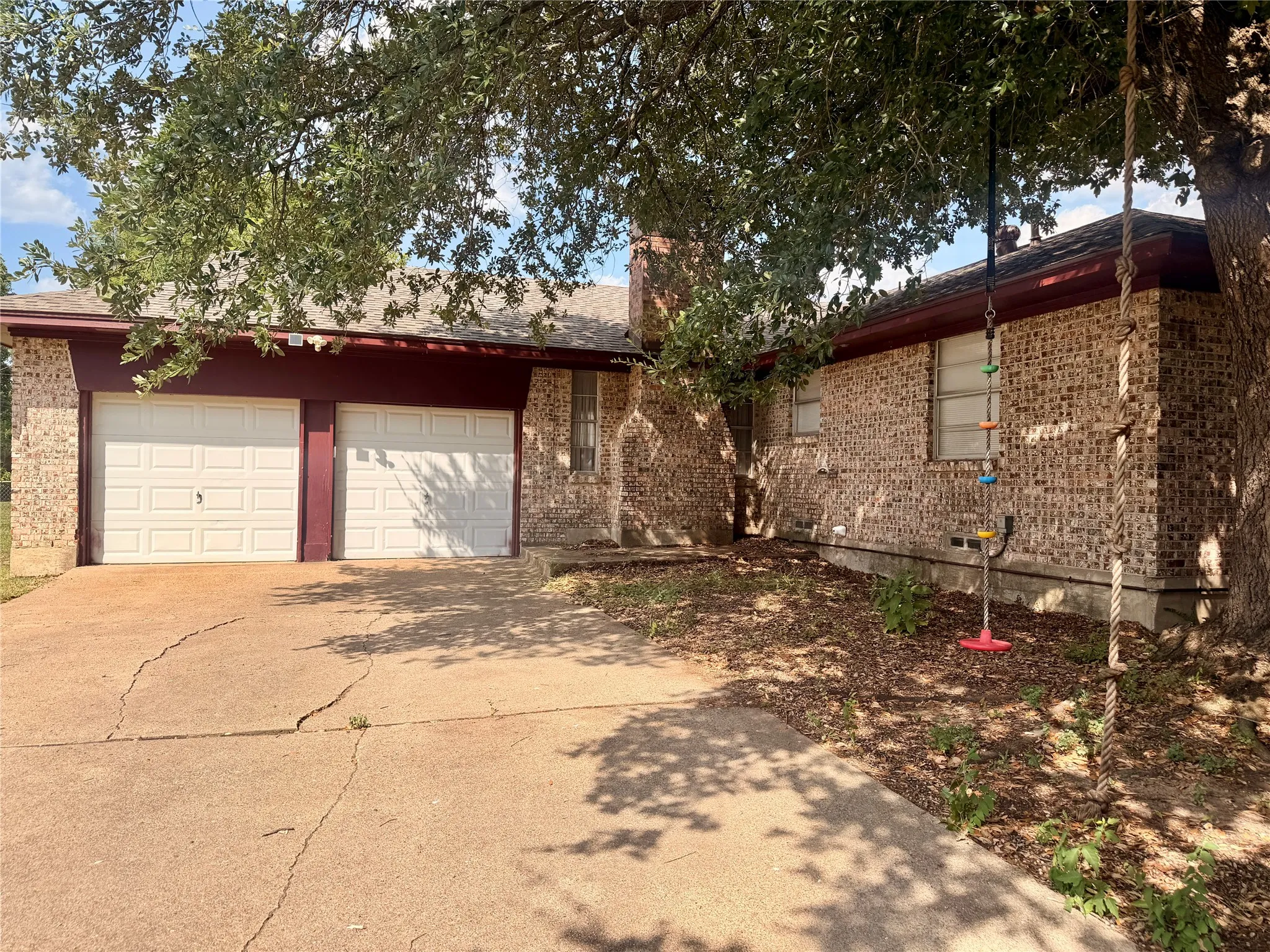 Single Family Residence For Sale in Kaufman County , 201 Collins Drive, Terrell, Texas 75160, 3 Bedroom, 2 Bathroom, 2 Garage spaces, 1,676 Sqft, built in 1970, mls#21346139, Real Estate Agent in Terrell, Homes For Sale in Kaufman county, Homes For Sale in Terrell, Realtor in Terrell Texas, Real Estate Brokerage Independent Realty Texas, Luminita Cordes Realtor