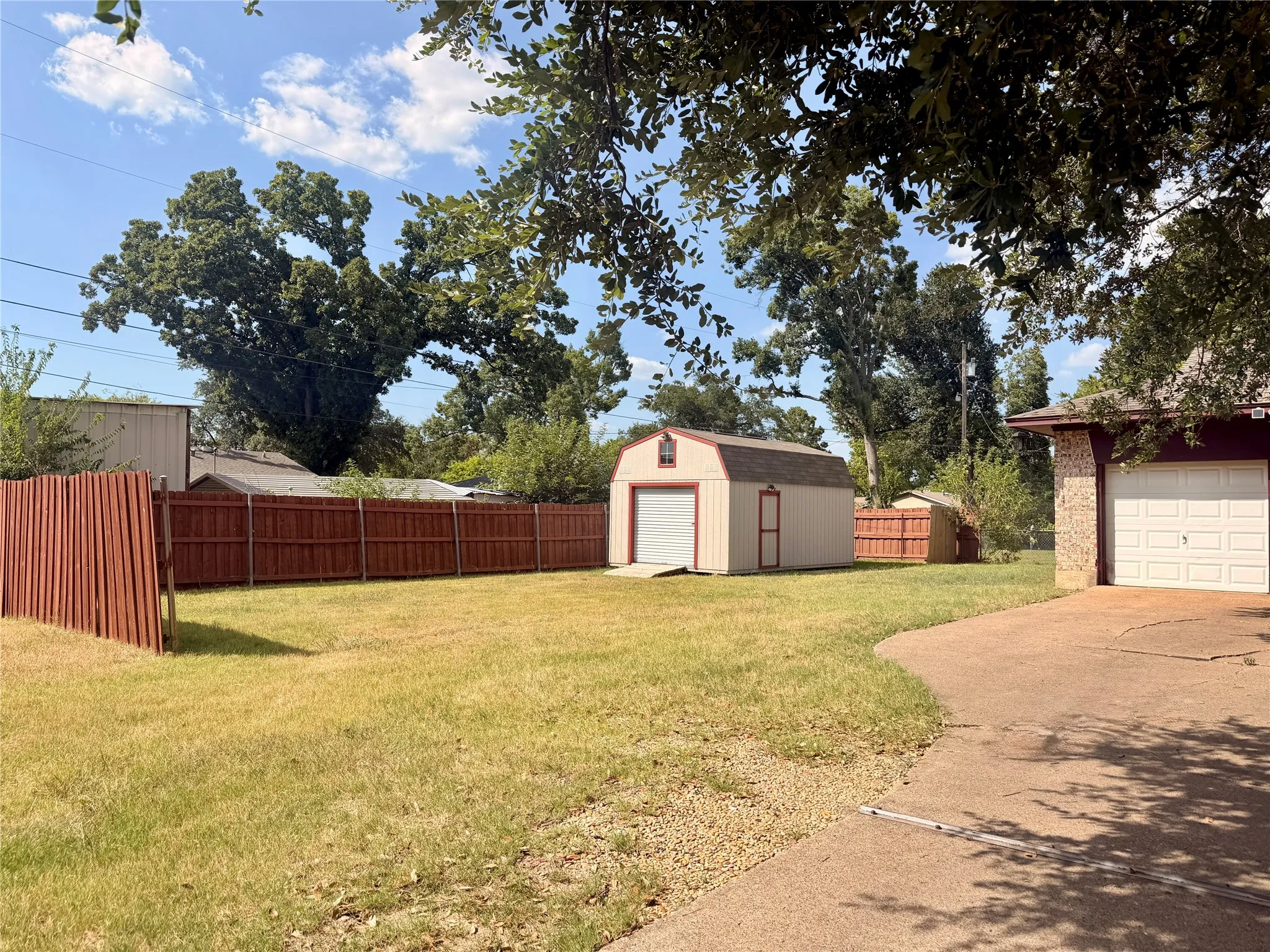 Single Family Residence For Sale in Kaufman County , 201 Collins Drive, Terrell, Texas 75160, 3 Bedroom, 2 Bathroom, 2 Garage spaces, 1,676 Sqft, built in 1970, mls#21346139, Real Estate Agent in Terrell, Homes For Sale in Kaufman county, Homes For Sale in Terrell, Realtor in Terrell Texas, Real Estate Brokerage Independent Realty Texas, Luminita Cordes Realtor