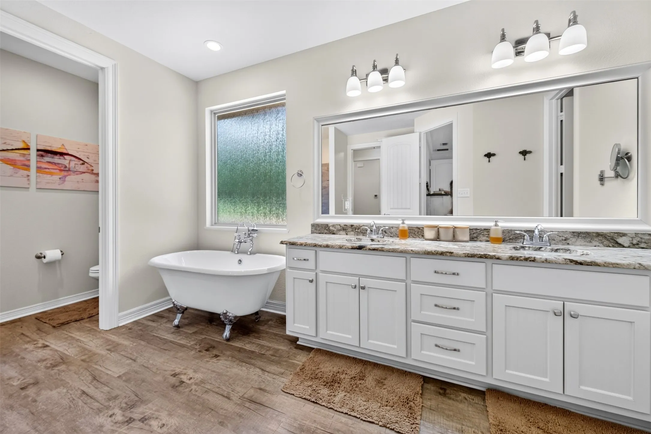 Clawfoot tub
