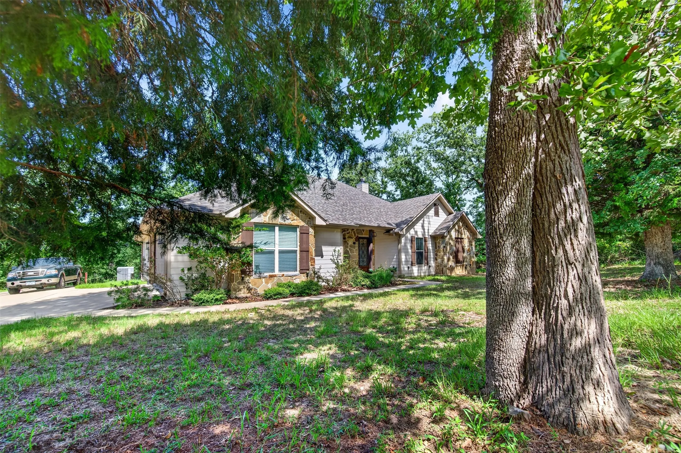 Single Family Residence For Sale in Henderson County , 9236 Safari Bluff, Larue, Texas 75770, 4 Bedroom, 3 Bathroom, 2 Garage spaces, 2,201 Sqft, built in 2019, mls#21344706, Real Estate Agent in Larue, Homes For Sale in Henderson county, Homes For Sale in Larue, Realtor in Larue Texas, Real Estate Brokerage Independent Realty Texas, Luminita Cordes Realtor