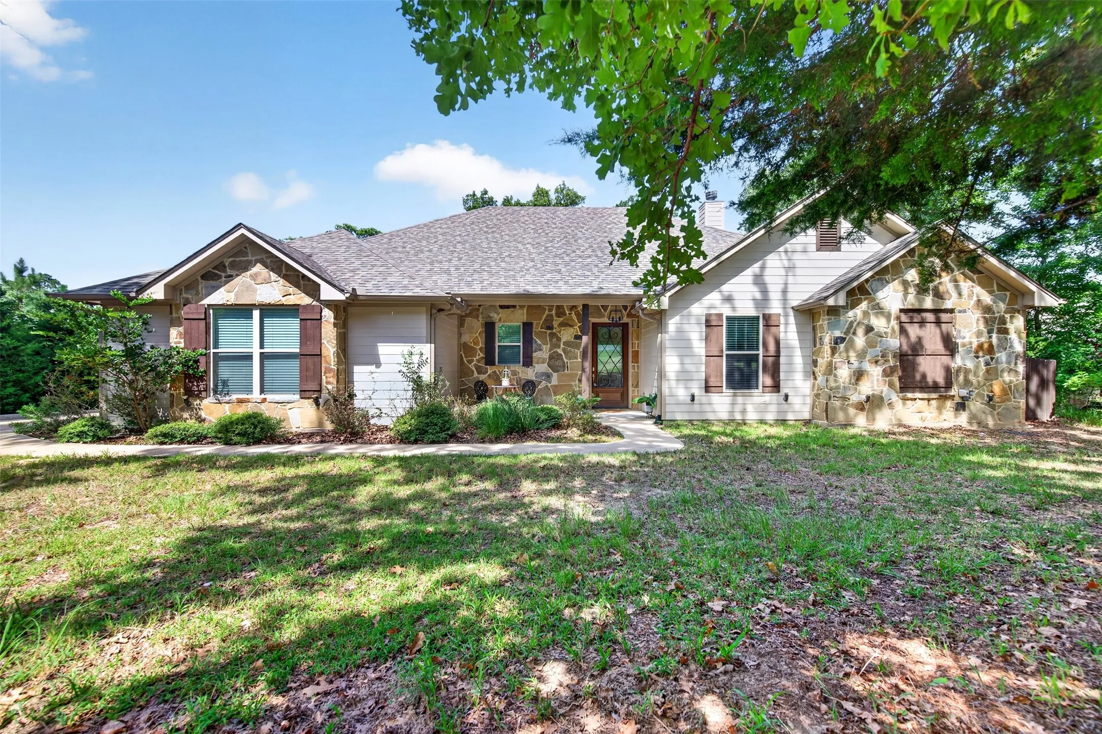 Single Family Residence For Sale in Henderson County , 9236 Safari Bluff, Larue, Texas 75770, 4 Bedroom, 3 Bathroom, 2 Garage spaces, 2,201 Sqft, built in 2019, mls#21344706, Real Estate Agent in Larue, Homes For Sale in Henderson county, Homes For Sale in Larue, Realtor in Larue Texas, Real Estate Brokerage Independent Realty Texas, Luminita Cordes Realtor