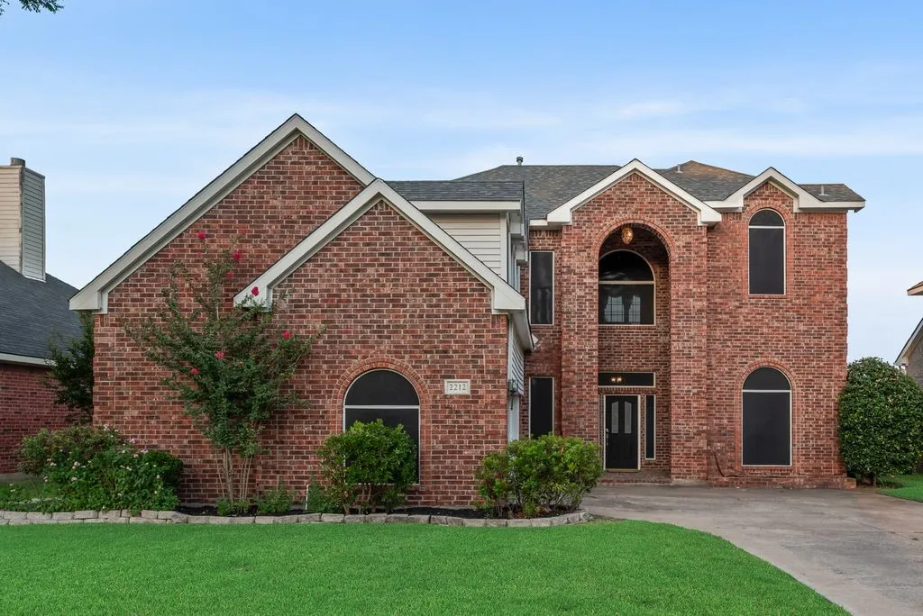 Single Family Residence For Sale in Denton County , 2212 Nottingham Street, Flower Mound, Texas 75028, 4 Bedroom, 3 Bathroom, 2 Garage spaces, 3,063 Sqft, built in 1992, mls#21347522, Real Estate Agent in Flower Mound, Homes For Sale in Denton county, Homes For Sale in Flower Mound, Realtor in Flower Mound Texas, Real Estate Brokerage Independent Realty Texas, Luminita Cordes Realtor