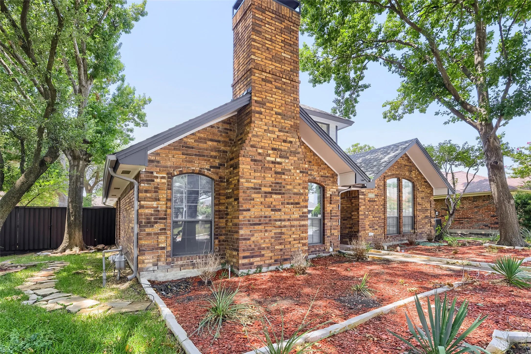 Single Family Residence For Sale in Collin County , 6817 Wickliff Trail, Plano, Texas 75023, 3 Bedroom, 3 Bathroom, 2 Garage spaces, 2,338 Sqft, built in 1986, mls#21340883, Real Estate Agent in Plano, Homes For Sale in Collin county, Homes For Sale in Plano, Realtor in Plano Texas, Real Estate Brokerage Independent Realty Texas, Luminita Cordes Realtor