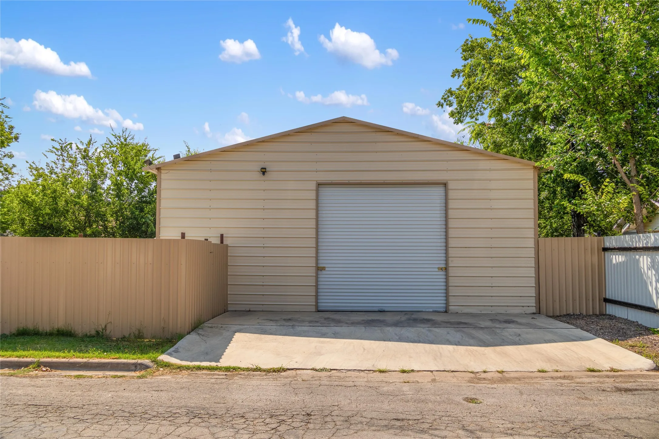 Single Family Residence For Sale in Brown County , 2501 Austin Avenue, Brownwood, Texas 76801, 3 Bedroom, 2 Bathroom, 1 Garage spaces, 1,950 Sqft, built in 0, mls#21347407, Real Estate Agent in Brownwood, Homes For Sale in Brown county, Homes For Sale in Brownwood, Realtor in Brownwood Texas, Real Estate Brokerage Independent Realty Texas, Luminita Cordes Realtor