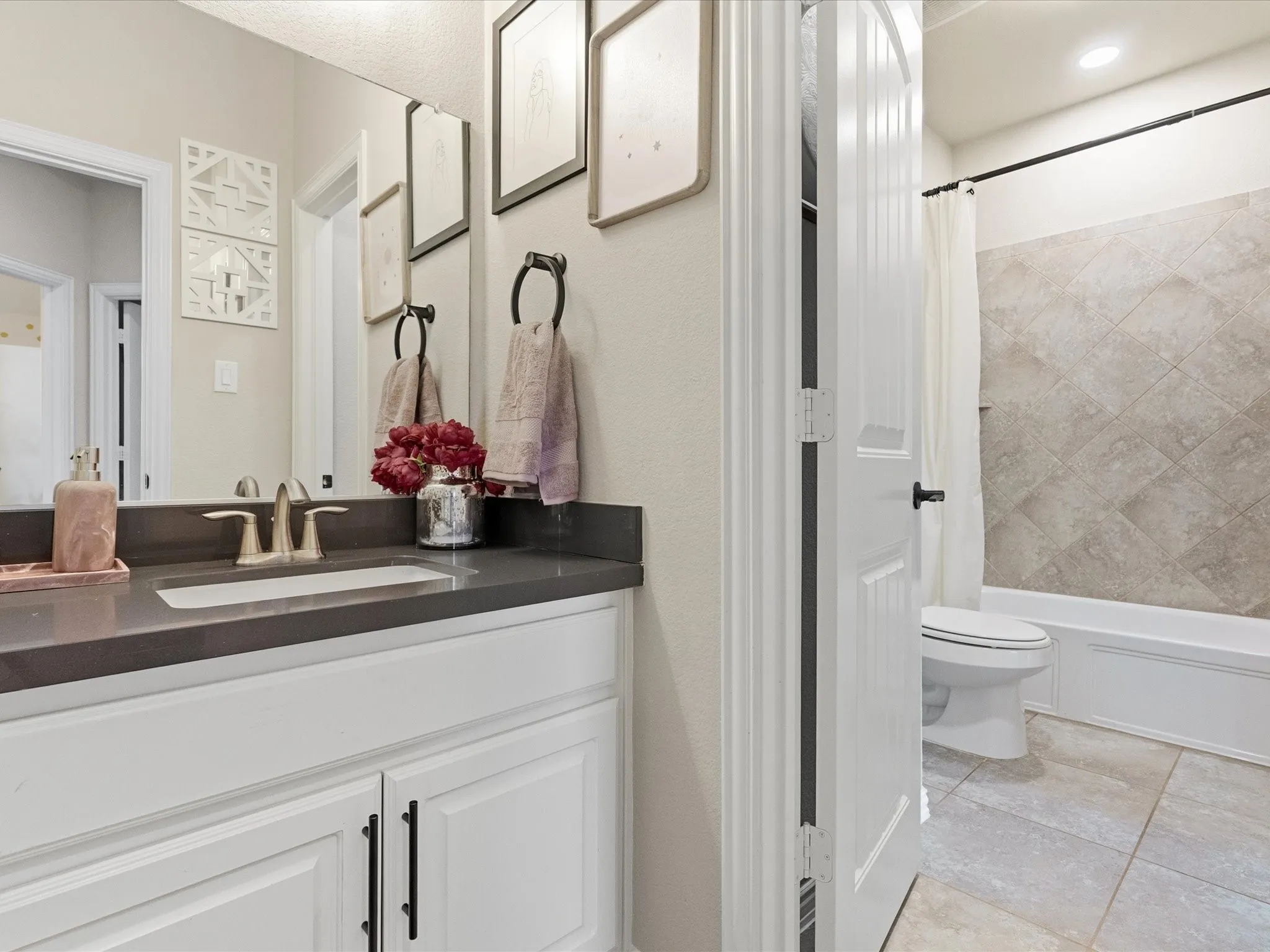 Single Family Residence For Sale in Denton County , 1520 Grapevine Ridge, Prosper, Texas 75078, 4 Bedroom, 4 Bathroom, 2 Garage spaces, 3,450 Sqft, built in 2017, mls#21347536, Real Estate Agent in Prosper, Homes For Sale in Denton county, Homes For Sale in Prosper, Realtor in Prosper Texas, Real Estate Brokerage Independent Realty Texas, Luminita Cordes Realtor