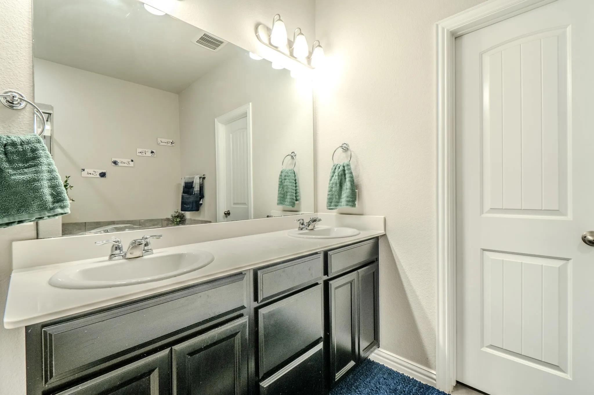 Primary Bathroom has Double vanity with white countertops and undermount sinks
