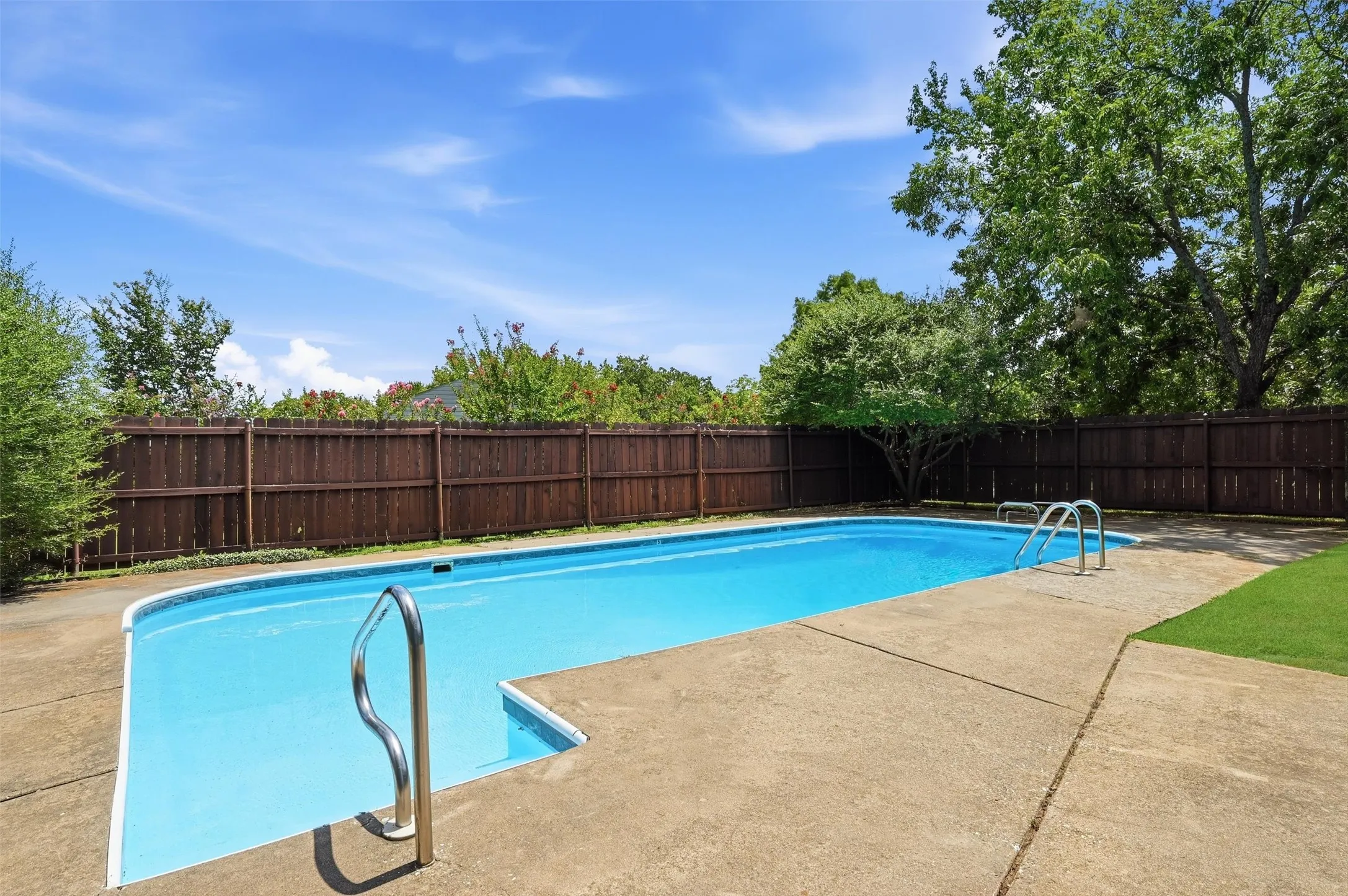 Single Family Residence For Sale in Grayson County , 146 River Hills Drive, Denison, Texas 75020, 4 Bedroom, 3 Bathroom, 2 Garage spaces, 2,785 Sqft, built in 1978, mls#21347427, Real Estate Agent in Denison, Homes For Sale in Grayson county, Homes For Sale in Denison, Realtor in Denison Texas, Real Estate Brokerage Independent Realty Texas, Luminita Cordes Realtor