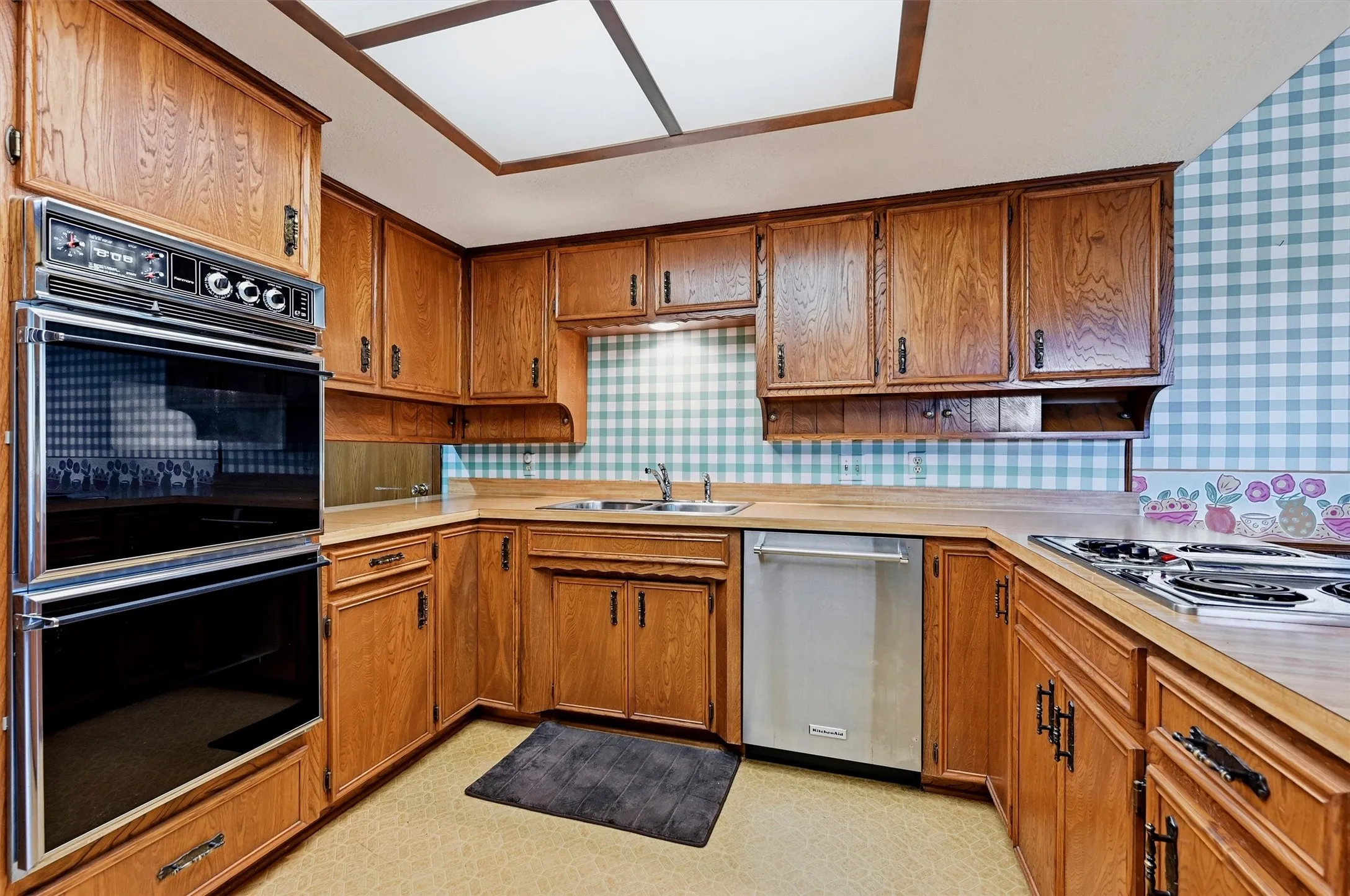 Single Family Residence For Sale in Grayson County , 146 River Hills Drive, Denison, Texas 75020, 4 Bedroom, 3 Bathroom, 2 Garage spaces, 2,785 Sqft, built in 1978, mls#21347427, Real Estate Agent in Denison, Homes For Sale in Grayson county, Homes For Sale in Denison, Realtor in Denison Texas, Real Estate Brokerage Independent Realty Texas, Luminita Cordes Realtor