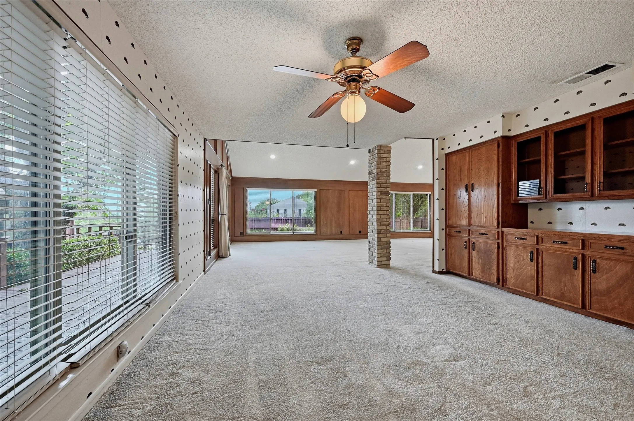 Single Family Residence For Sale in Grayson County , 146 River Hills Drive, Denison, Texas 75020, 4 Bedroom, 3 Bathroom, 2 Garage spaces, 2,785 Sqft, built in 1978, mls#21347427, Real Estate Agent in Denison, Homes For Sale in Grayson county, Homes For Sale in Denison, Realtor in Denison Texas, Real Estate Brokerage Independent Realty Texas, Luminita Cordes Realtor