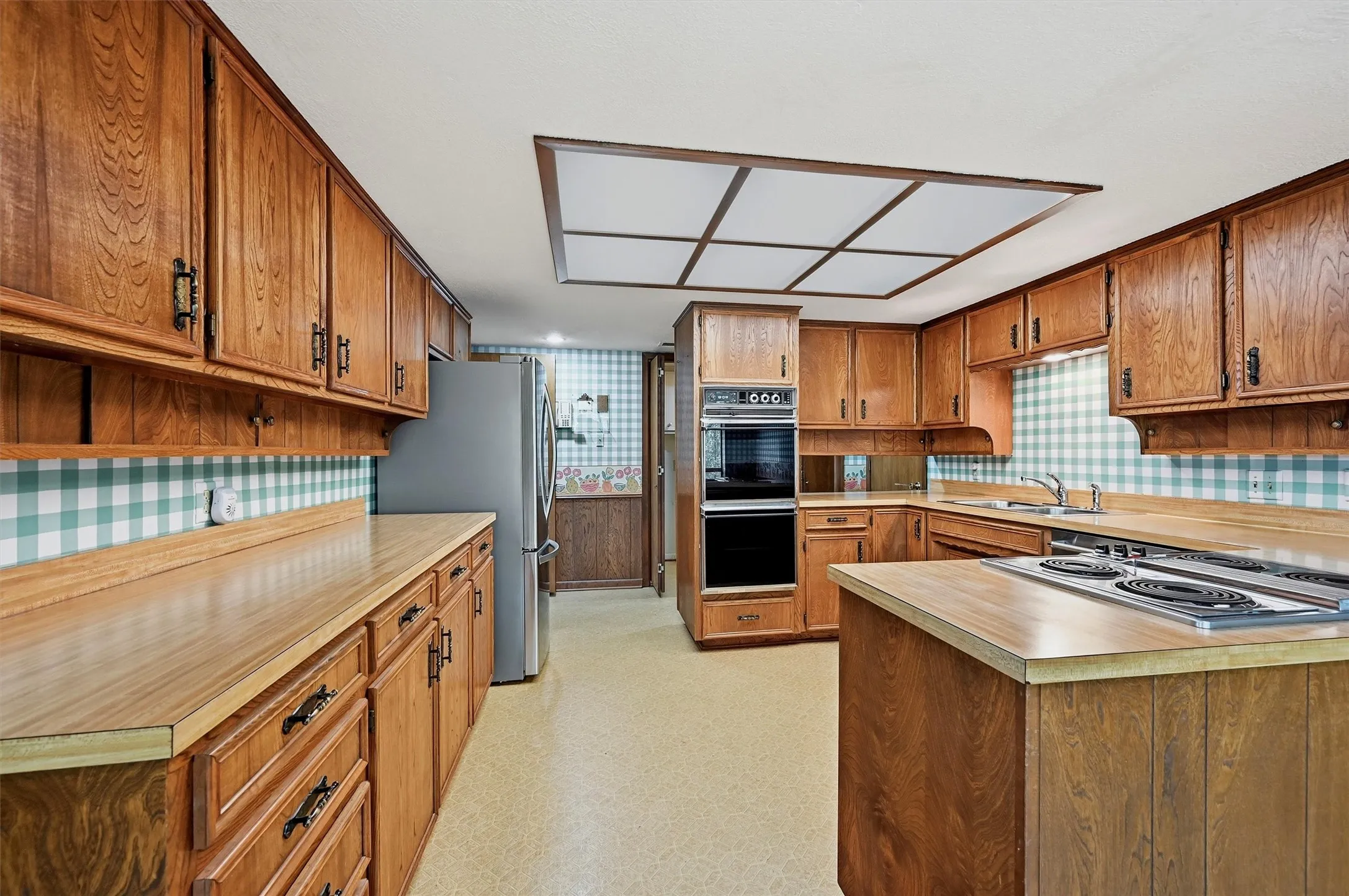 Single Family Residence For Sale in Grayson County , 146 River Hills Drive, Denison, Texas 75020, 4 Bedroom, 3 Bathroom, 2 Garage spaces, 2,785 Sqft, built in 1978, mls#21347427, Real Estate Agent in Denison, Homes For Sale in Grayson county, Homes For Sale in Denison, Realtor in Denison Texas, Real Estate Brokerage Independent Realty Texas, Luminita Cordes Realtor