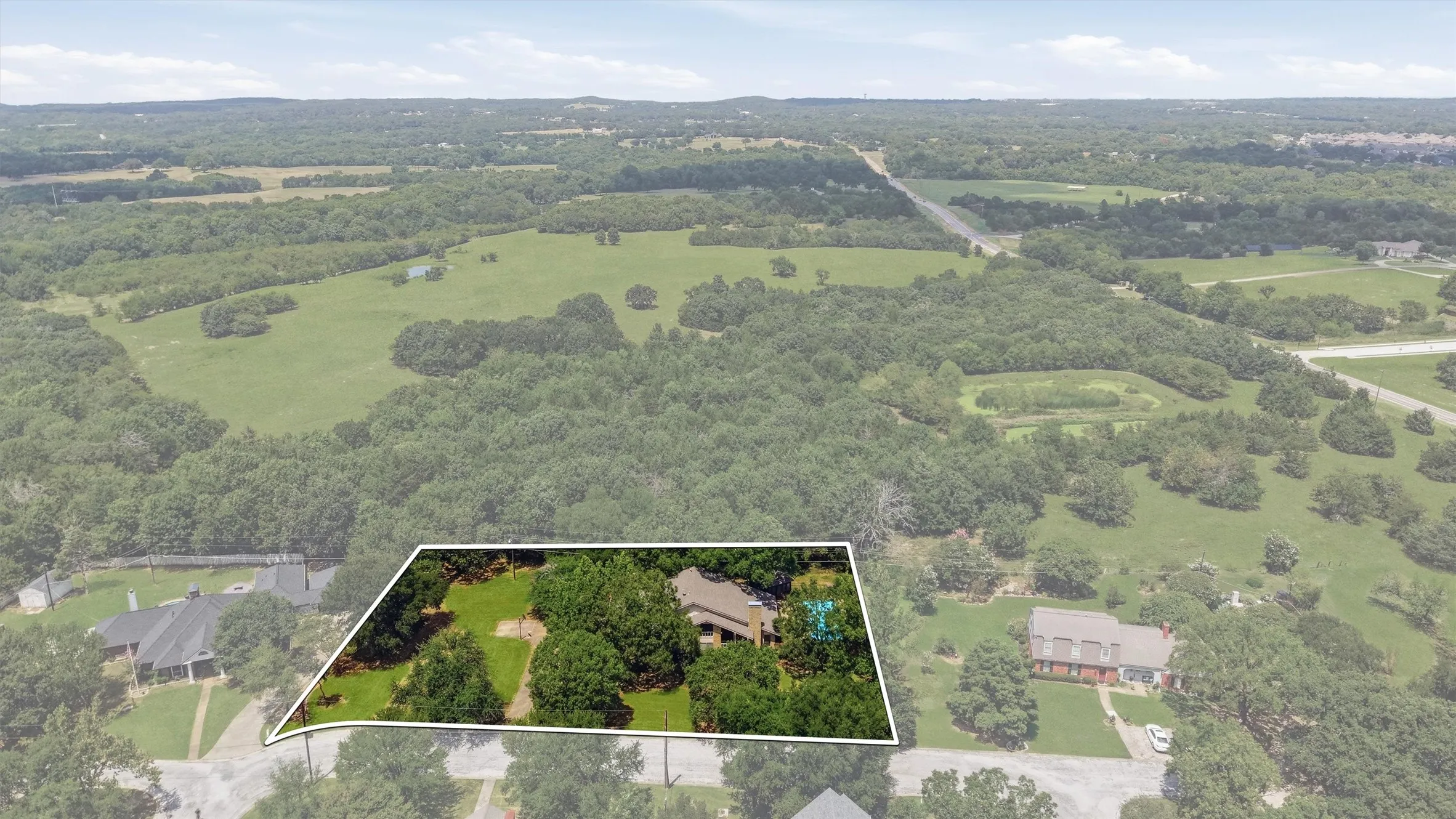 Single Family Residence For Sale in Grayson County , 146 River Hills Drive, Denison, Texas 75020, 4 Bedroom, 3 Bathroom, 2 Garage spaces, 2,785 Sqft, built in 1978, mls#21347427, Real Estate Agent in Denison, Homes For Sale in Grayson county, Homes For Sale in Denison, Realtor in Denison Texas, Real Estate Brokerage Independent Realty Texas, Luminita Cordes Realtor