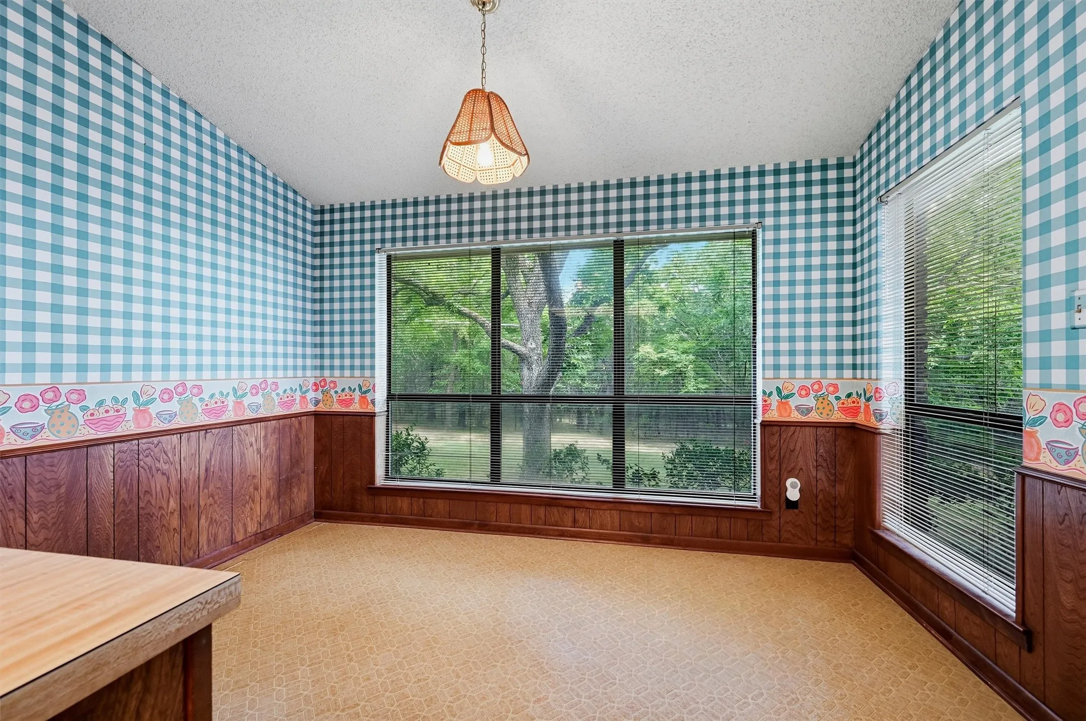 Single Family Residence For Sale in Grayson County , 146 River Hills Drive, Denison, Texas 75020, 4 Bedroom, 3 Bathroom, 2 Garage spaces, 2,785 Sqft, built in 1978, mls#21347427, Real Estate Agent in Denison, Homes For Sale in Grayson county, Homes For Sale in Denison, Realtor in Denison Texas, Real Estate Brokerage Independent Realty Texas, Luminita Cordes Realtor