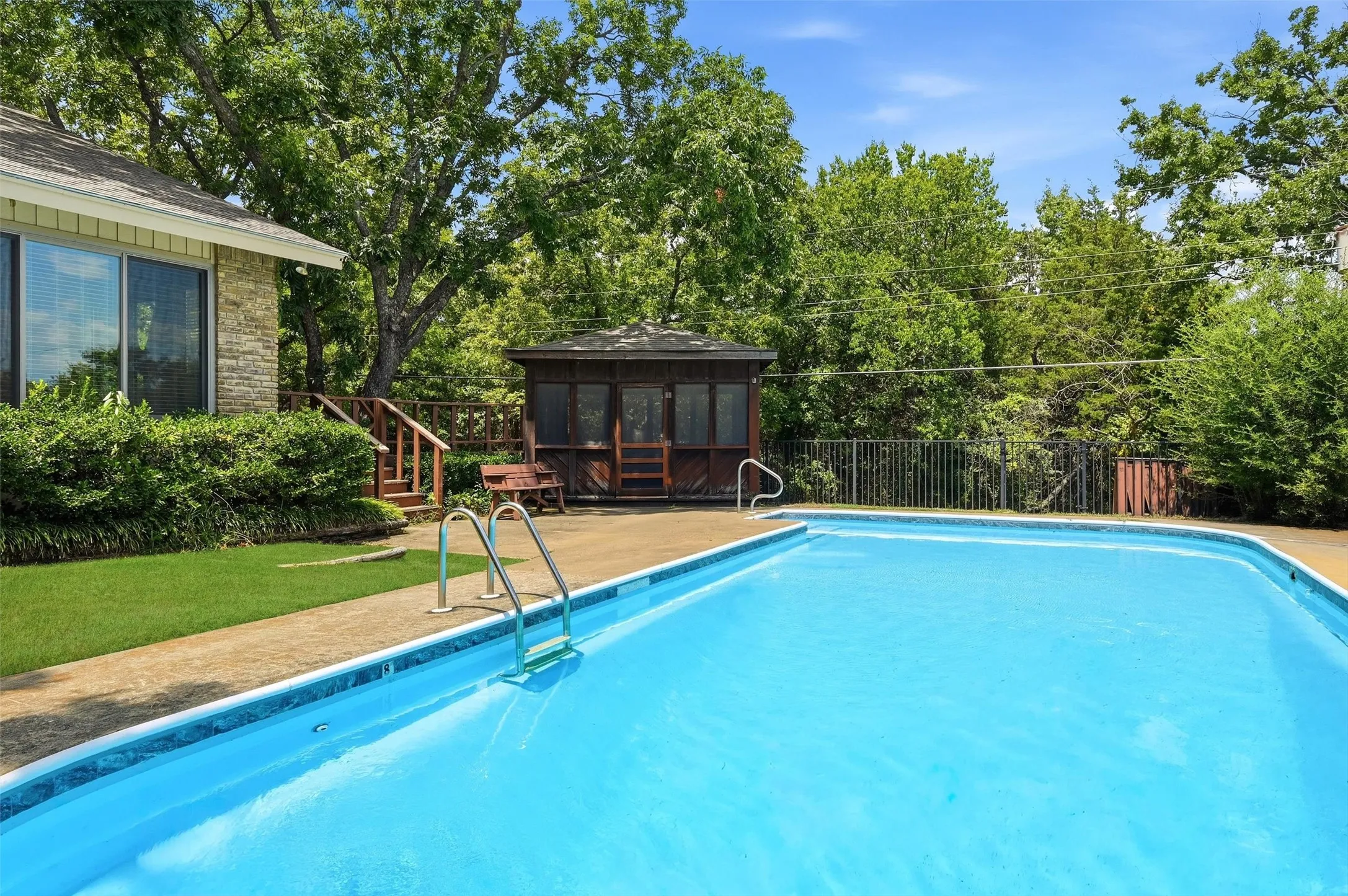 Single Family Residence For Sale in Grayson County , 146 River Hills Drive, Denison, Texas 75020, 4 Bedroom, 3 Bathroom, 2 Garage spaces, 2,785 Sqft, built in 1978, mls#21347427, Real Estate Agent in Denison, Homes For Sale in Grayson county, Homes For Sale in Denison, Realtor in Denison Texas, Real Estate Brokerage Independent Realty Texas, Luminita Cordes Realtor