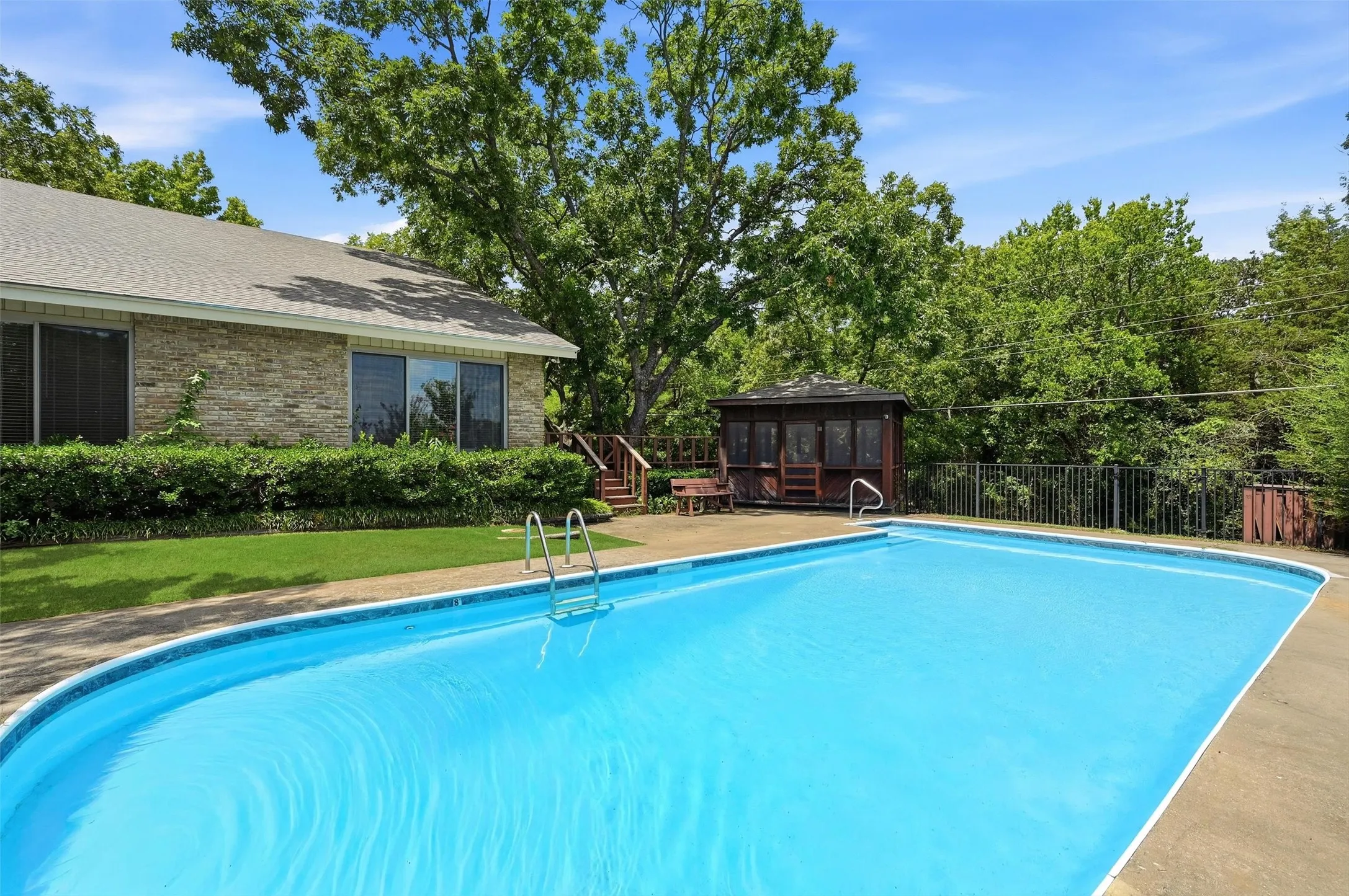 Single Family Residence For Sale in Grayson County , 146 River Hills Drive, Denison, Texas 75020, 4 Bedroom, 3 Bathroom, 2 Garage spaces, 2,785 Sqft, built in 1978, mls#21347427, Real Estate Agent in Denison, Homes For Sale in Grayson county, Homes For Sale in Denison, Realtor in Denison Texas, Real Estate Brokerage Independent Realty Texas, Luminita Cordes Realtor