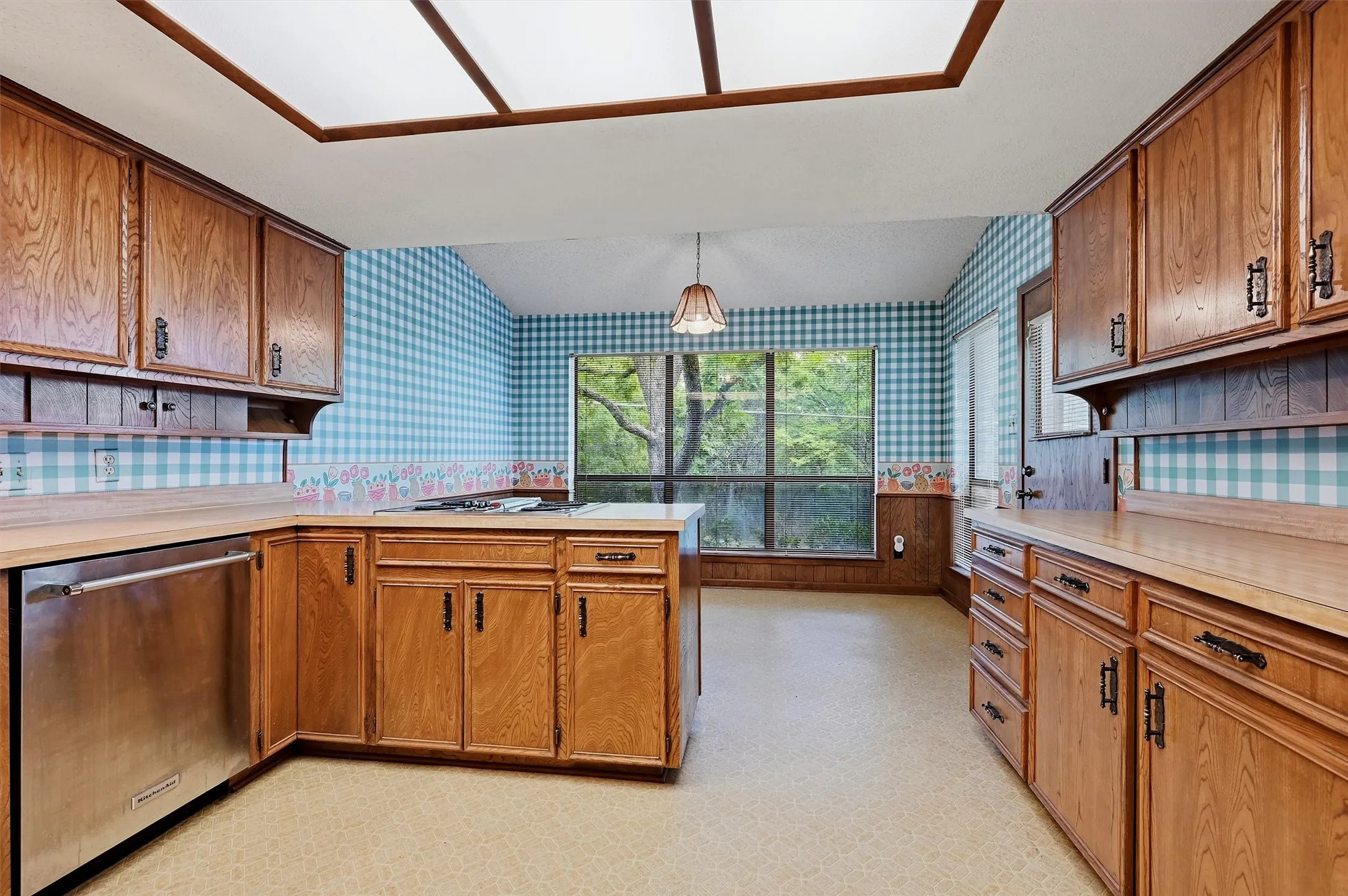 Single Family Residence For Sale in Grayson County , 146 River Hills Drive, Denison, Texas 75020, 4 Bedroom, 3 Bathroom, 2 Garage spaces, 2,785 Sqft, built in 1978, mls#21347427, Real Estate Agent in Denison, Homes For Sale in Grayson county, Homes For Sale in Denison, Realtor in Denison Texas, Real Estate Brokerage Independent Realty Texas, Luminita Cordes Realtor