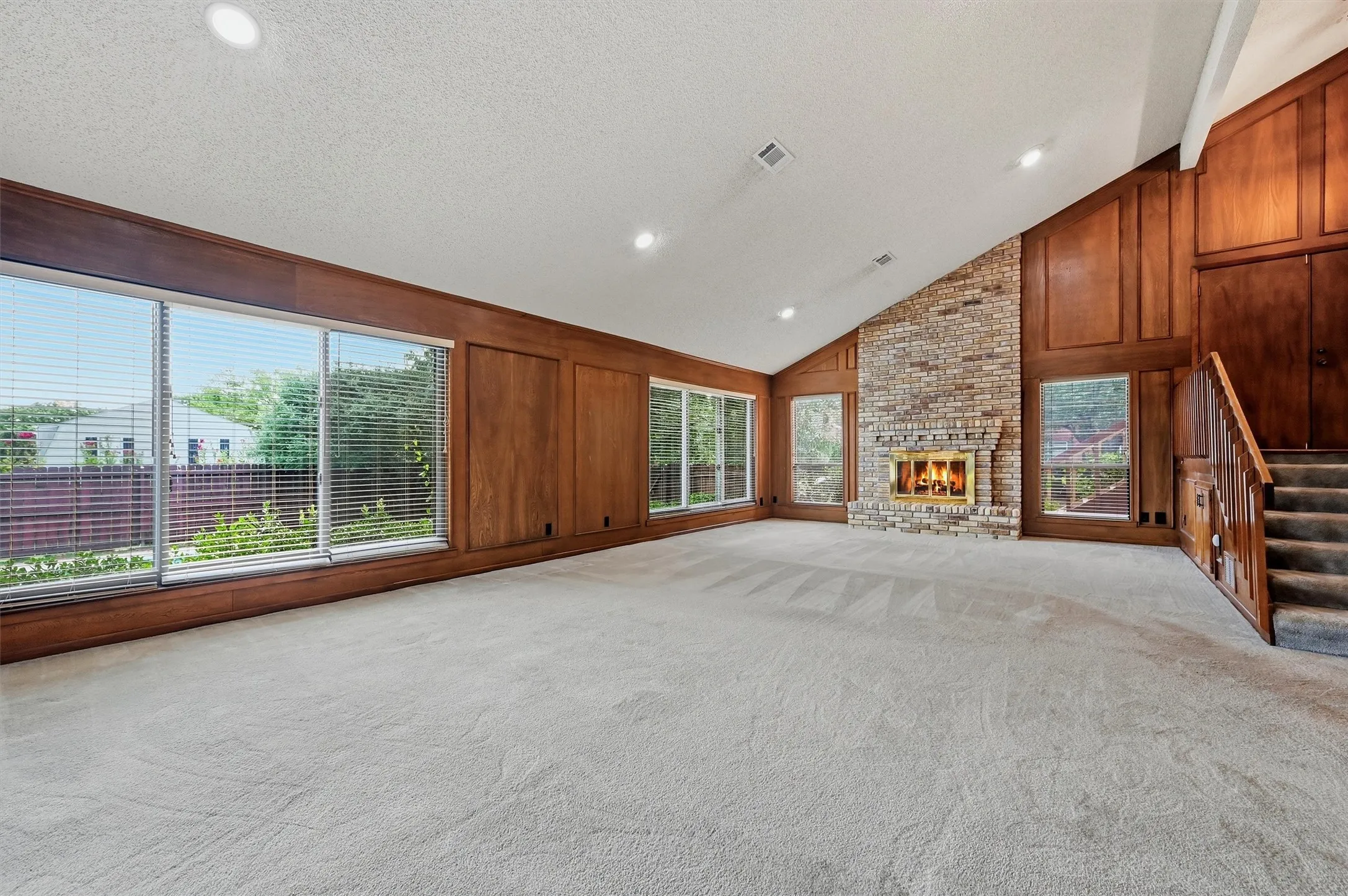 Single Family Residence For Sale in Grayson County , 146 River Hills Drive, Denison, Texas 75020, 4 Bedroom, 3 Bathroom, 2 Garage spaces, 2,785 Sqft, built in 1978, mls#21347427, Real Estate Agent in Denison, Homes For Sale in Grayson county, Homes For Sale in Denison, Realtor in Denison Texas, Real Estate Brokerage Independent Realty Texas, Luminita Cordes Realtor