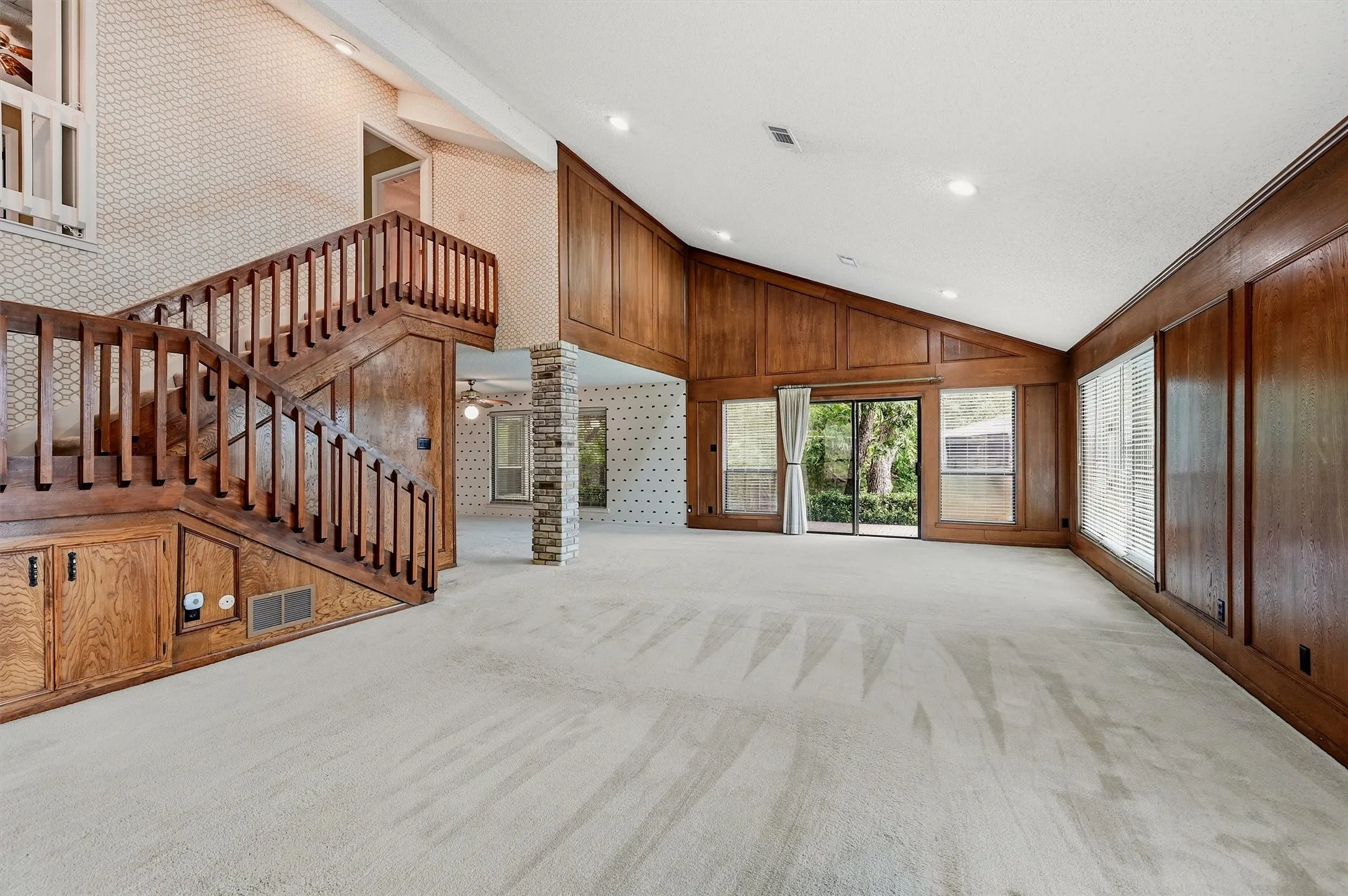 Single Family Residence For Sale in Grayson County , 146 River Hills Drive, Denison, Texas 75020, 4 Bedroom, 3 Bathroom, 2 Garage spaces, 2,785 Sqft, built in 1978, mls#21347427, Real Estate Agent in Denison, Homes For Sale in Grayson county, Homes For Sale in Denison, Realtor in Denison Texas, Real Estate Brokerage Independent Realty Texas, Luminita Cordes Realtor