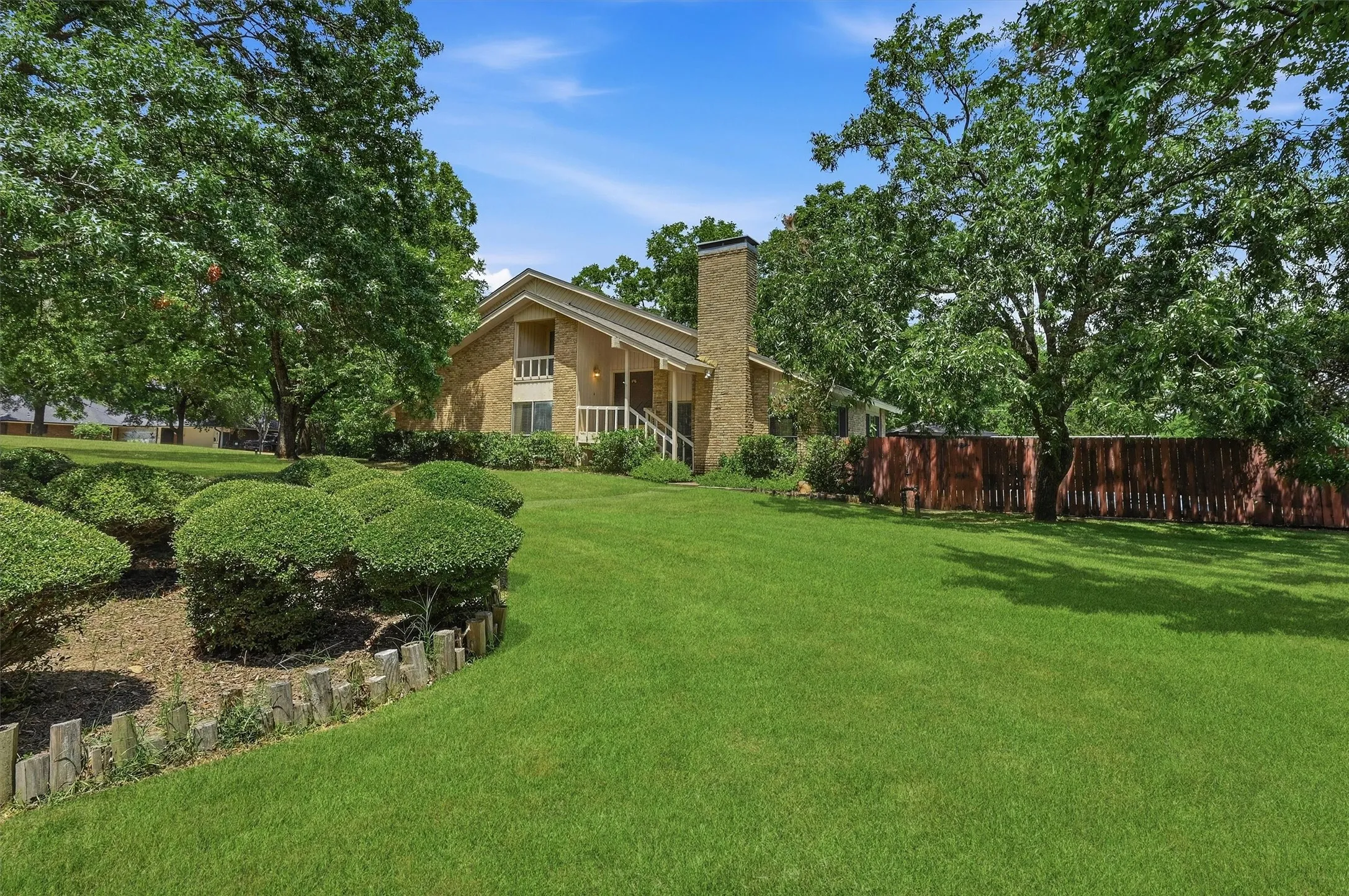 Single Family Residence For Sale in Grayson County , 146 River Hills Drive, Denison, Texas 75020, 4 Bedroom, 3 Bathroom, 2 Garage spaces, 2,785 Sqft, built in 1978, mls#21347427, Real Estate Agent in Denison, Homes For Sale in Grayson county, Homes For Sale in Denison, Realtor in Denison Texas, Real Estate Brokerage Independent Realty Texas, Luminita Cordes Realtor