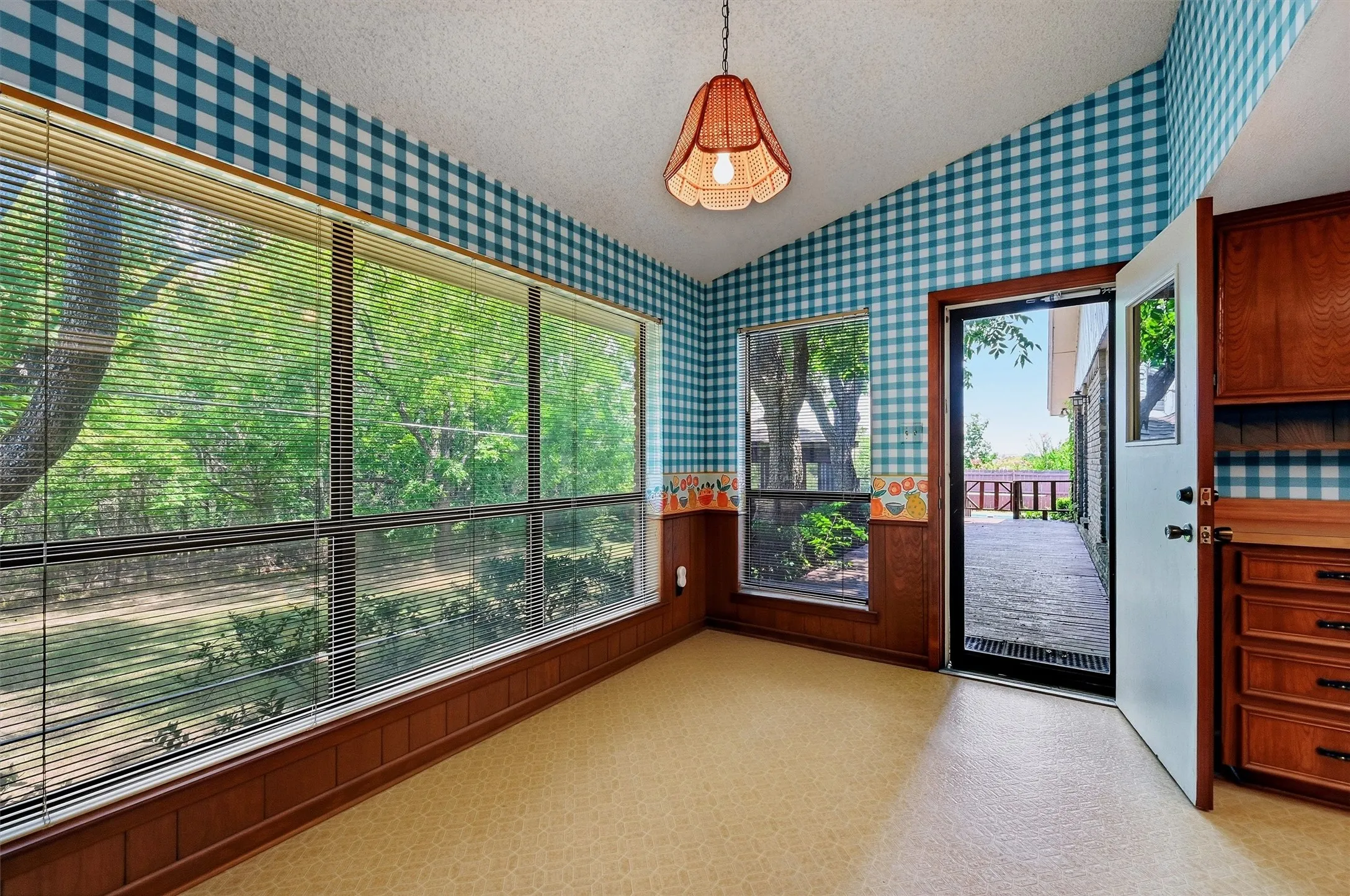 Single Family Residence For Sale in Grayson County , 146 River Hills Drive, Denison, Texas 75020, 4 Bedroom, 3 Bathroom, 2 Garage spaces, 2,785 Sqft, built in 1978, mls#21347427, Real Estate Agent in Denison, Homes For Sale in Grayson county, Homes For Sale in Denison, Realtor in Denison Texas, Real Estate Brokerage Independent Realty Texas, Luminita Cordes Realtor