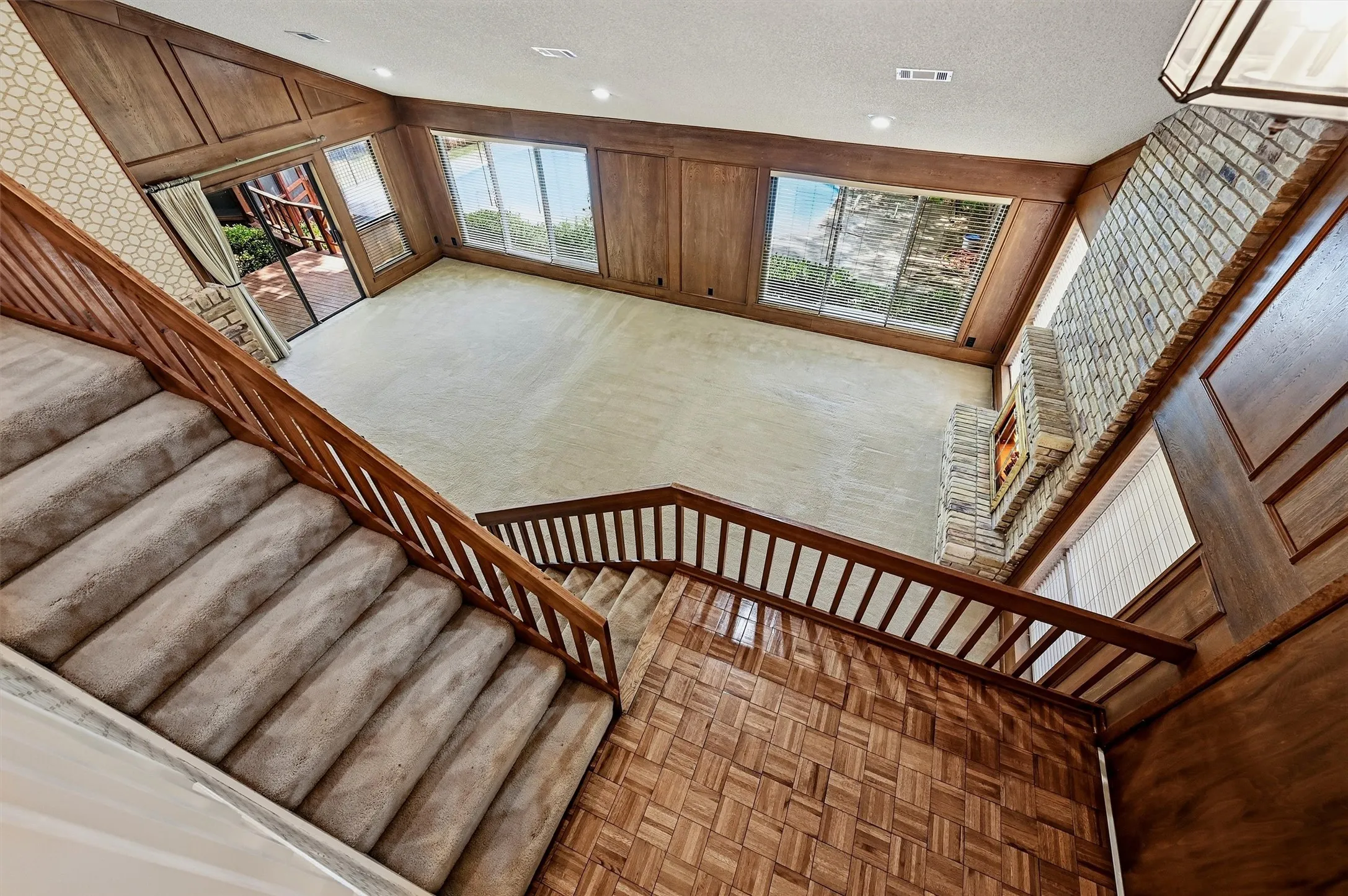Single Family Residence For Sale in Grayson County , 146 River Hills Drive, Denison, Texas 75020, 4 Bedroom, 3 Bathroom, 2 Garage spaces, 2,785 Sqft, built in 1978, mls#21347427, Real Estate Agent in Denison, Homes For Sale in Grayson county, Homes For Sale in Denison, Realtor in Denison Texas, Real Estate Brokerage Independent Realty Texas, Luminita Cordes Realtor