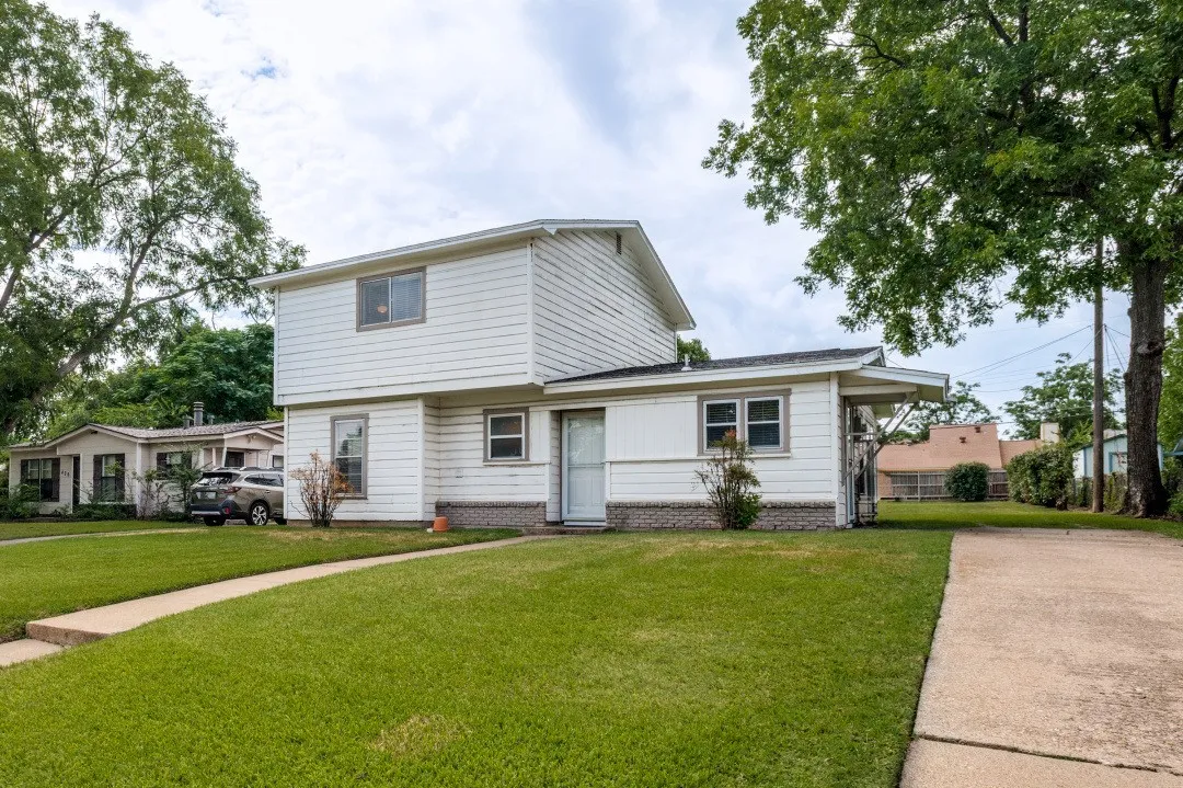 Single Family Residence For Sale in Tarrant County , 408 Bryan Drive, Arlington, Texas 76011, 3 Bedroom, 1 Bathroom, Garage spaces, 1,468 Sqft, built in 1957, mls#21346915, Real Estate Agent in Arlington, Homes For Sale in Tarrant county, Homes For Sale in Arlington, Realtor in Arlington Texas, Real Estate Brokerage Independent Realty Texas, Luminita Cordes Realtor