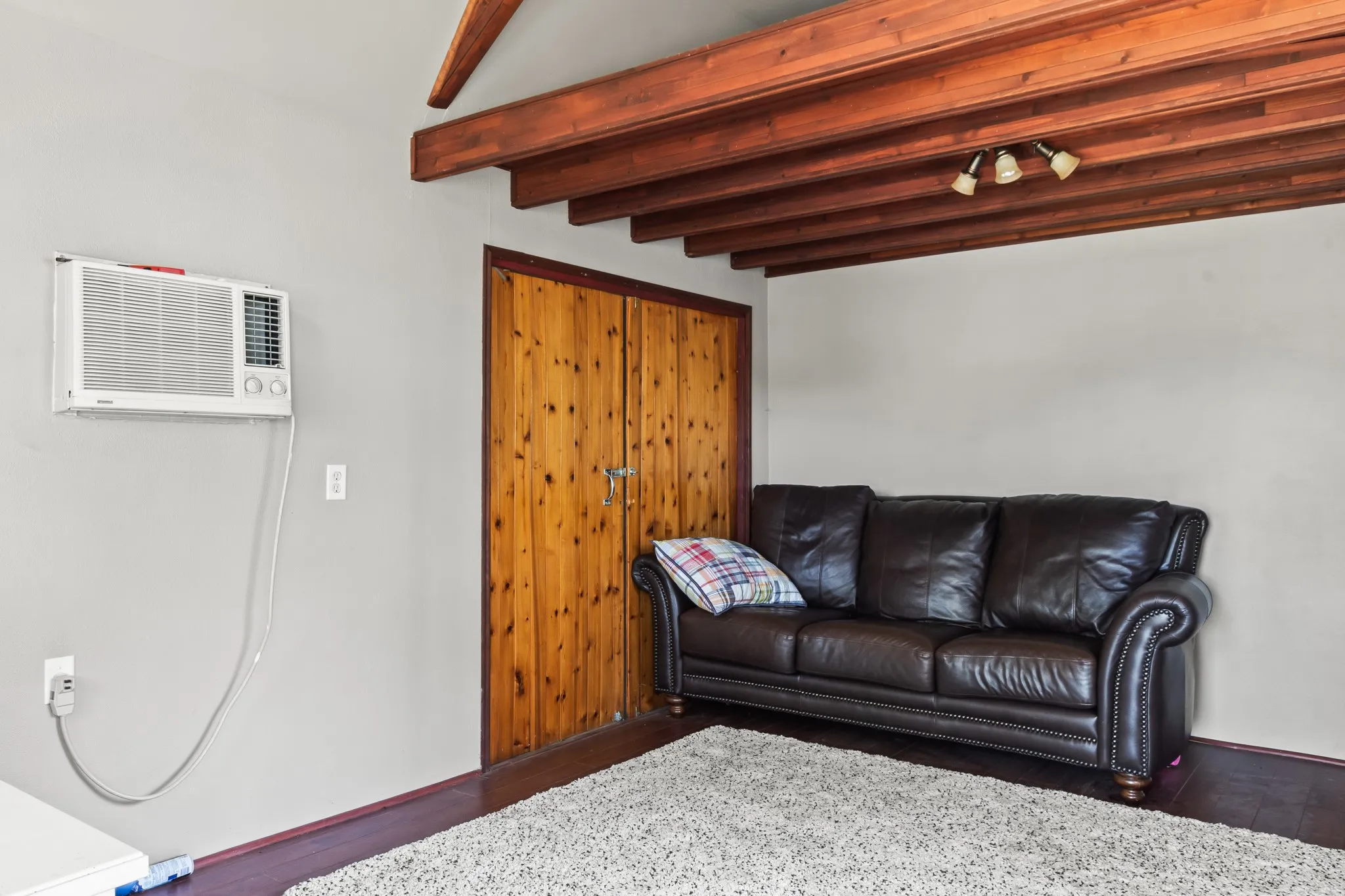 Detached climate-controlled flex space included.