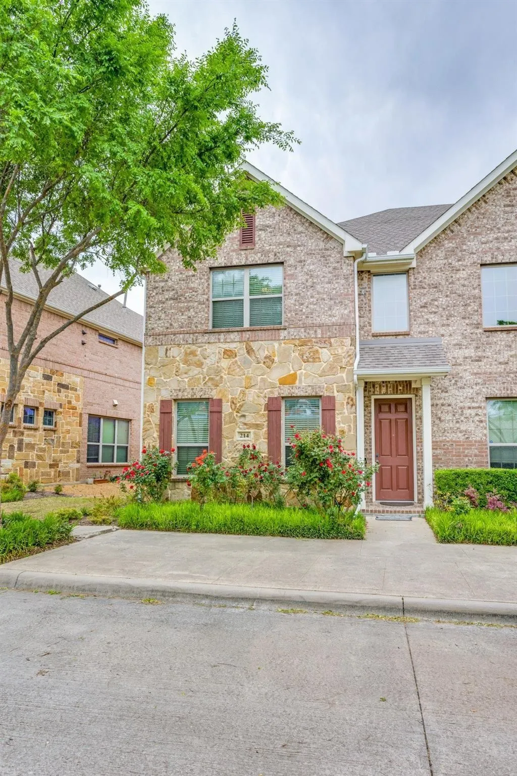 Townhouse For Sale in Dallas County , 214 Alexandra Avenue, Richardson, Texas 75081, 3 Bedroom, 3 Bathroom, 2 Garage spaces, 1,956 Sqft, built in 2012, Price $425,000, mls#21347555, Real Estate Agent in Richardson, Homes For Sale in Dallas county, Homes For Sale in Richardson, Realtor in Richardson Texas, Real Estate Brokerage Independent Realty Texas, Luminita Cordes Realtor