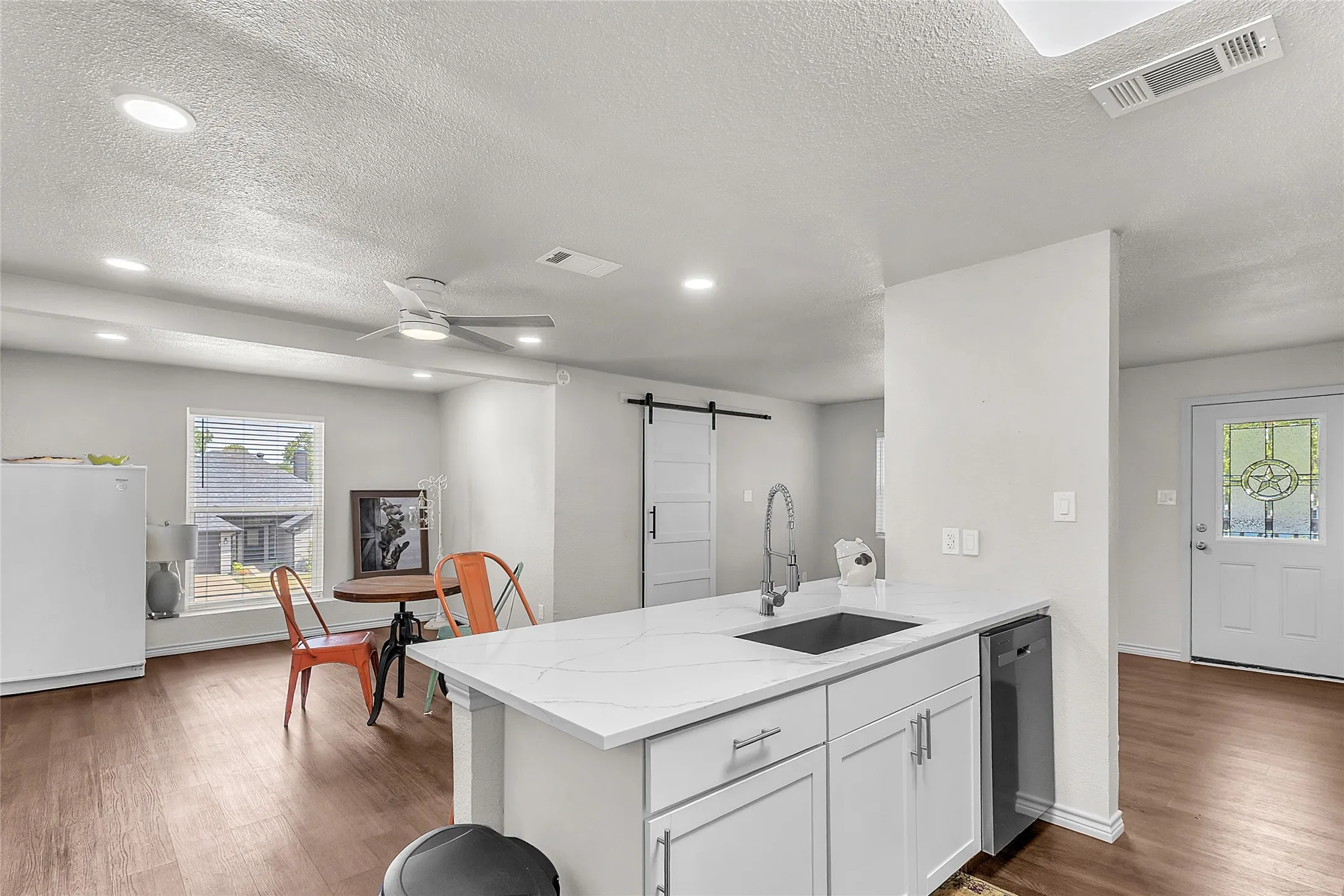 Recently remodeled Kitchen has Quartz countertops and a gorgeous Island