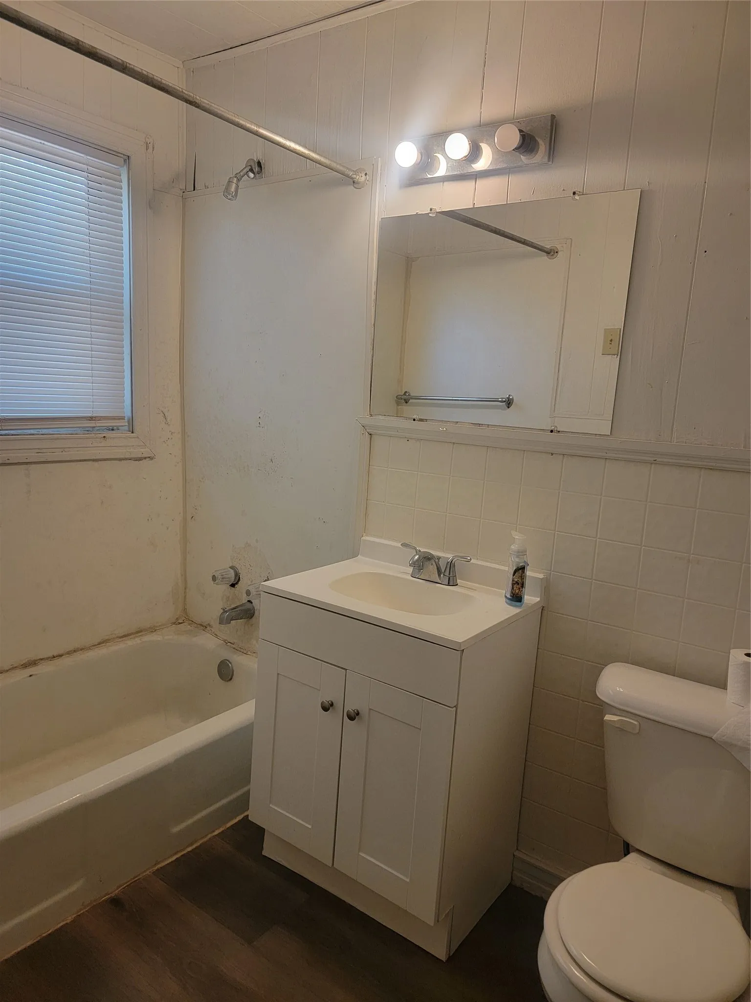 2042 N 14th