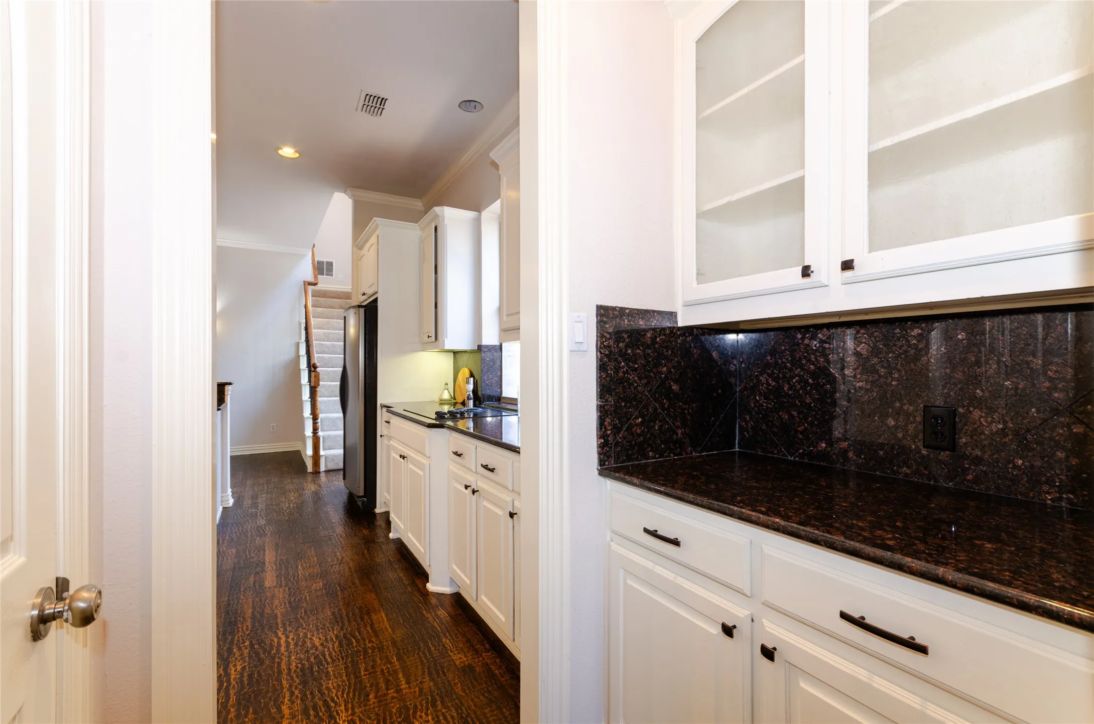 Bar/Butlers area next to walk-in pantry