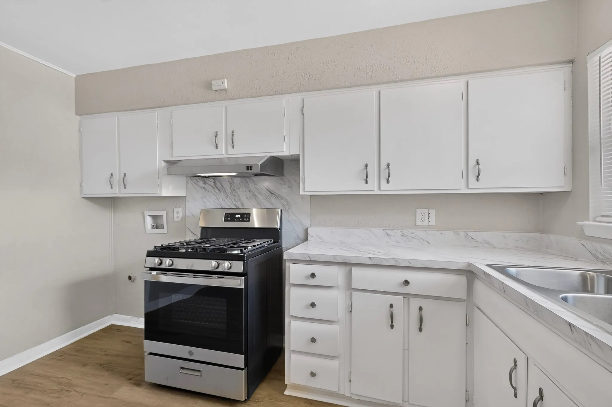 Single Family Residence For Sale in Dallas County , 2021 Proctor Drive, Grand Prairie, Texas 75051, 3 Bedroom, 2 Bathroom, 1 Garage spaces, 1,248 Sqft, built in 1956, mls#21347507, Real Estate Agent in Grand Prairie, Homes For Sale in Dallas county, Homes For Sale in Grand Prairie, Realtor in Grand Prairie Texas, Real Estate Brokerage Independent Realty Texas, Luminita Cordes Realtor