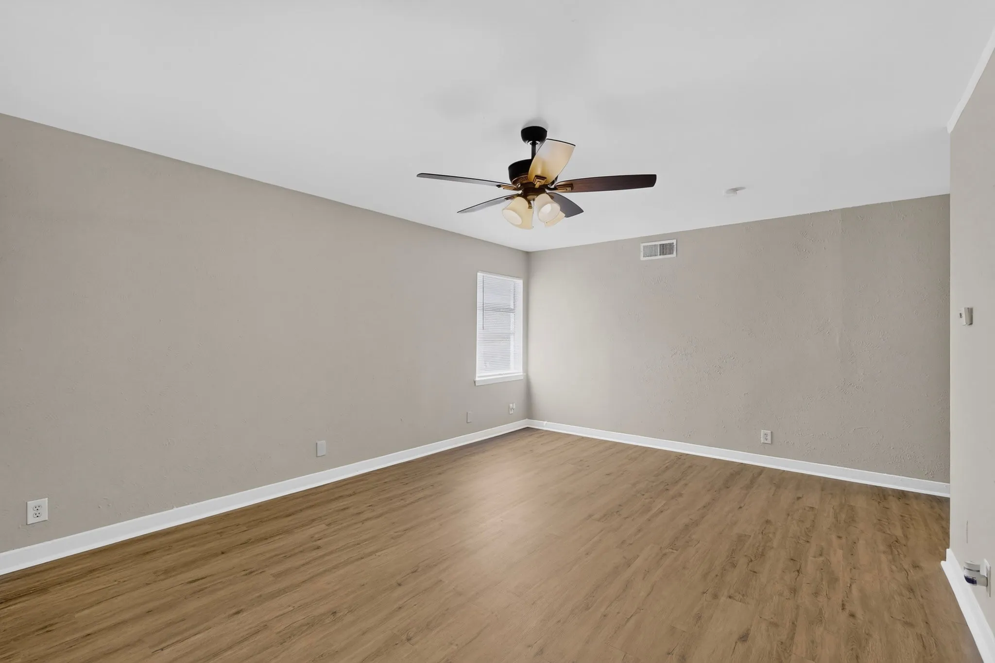 Single Family Residence For Sale in Dallas County , 2021 Proctor Drive, Grand Prairie, Texas 75051, 3 Bedroom, 2 Bathroom, 1 Garage spaces, 1,248 Sqft, built in 1956, mls#21347507, Real Estate Agent in Grand Prairie, Homes For Sale in Dallas county, Homes For Sale in Grand Prairie, Realtor in Grand Prairie Texas, Real Estate Brokerage Independent Realty Texas, Luminita Cordes Realtor