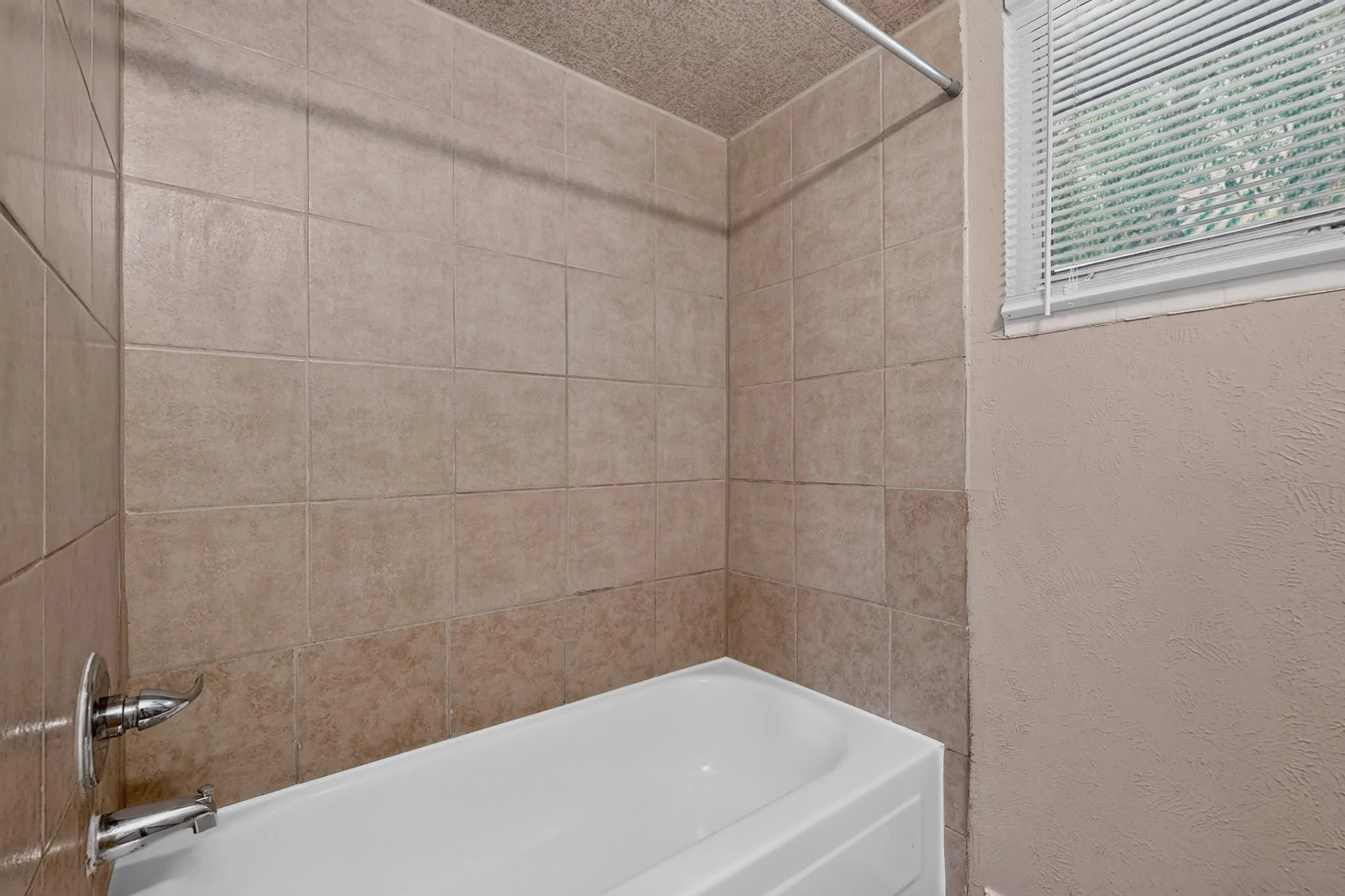 Single Family Residence For Sale in Dallas County , 2021 Proctor Drive, Grand Prairie, Texas 75051, 3 Bedroom, 2 Bathroom, 1 Garage spaces, 1,248 Sqft, built in 1956, mls#21347507, Real Estate Agent in Grand Prairie, Homes For Sale in Dallas county, Homes For Sale in Grand Prairie, Realtor in Grand Prairie Texas, Real Estate Brokerage Independent Realty Texas, Luminita Cordes Realtor