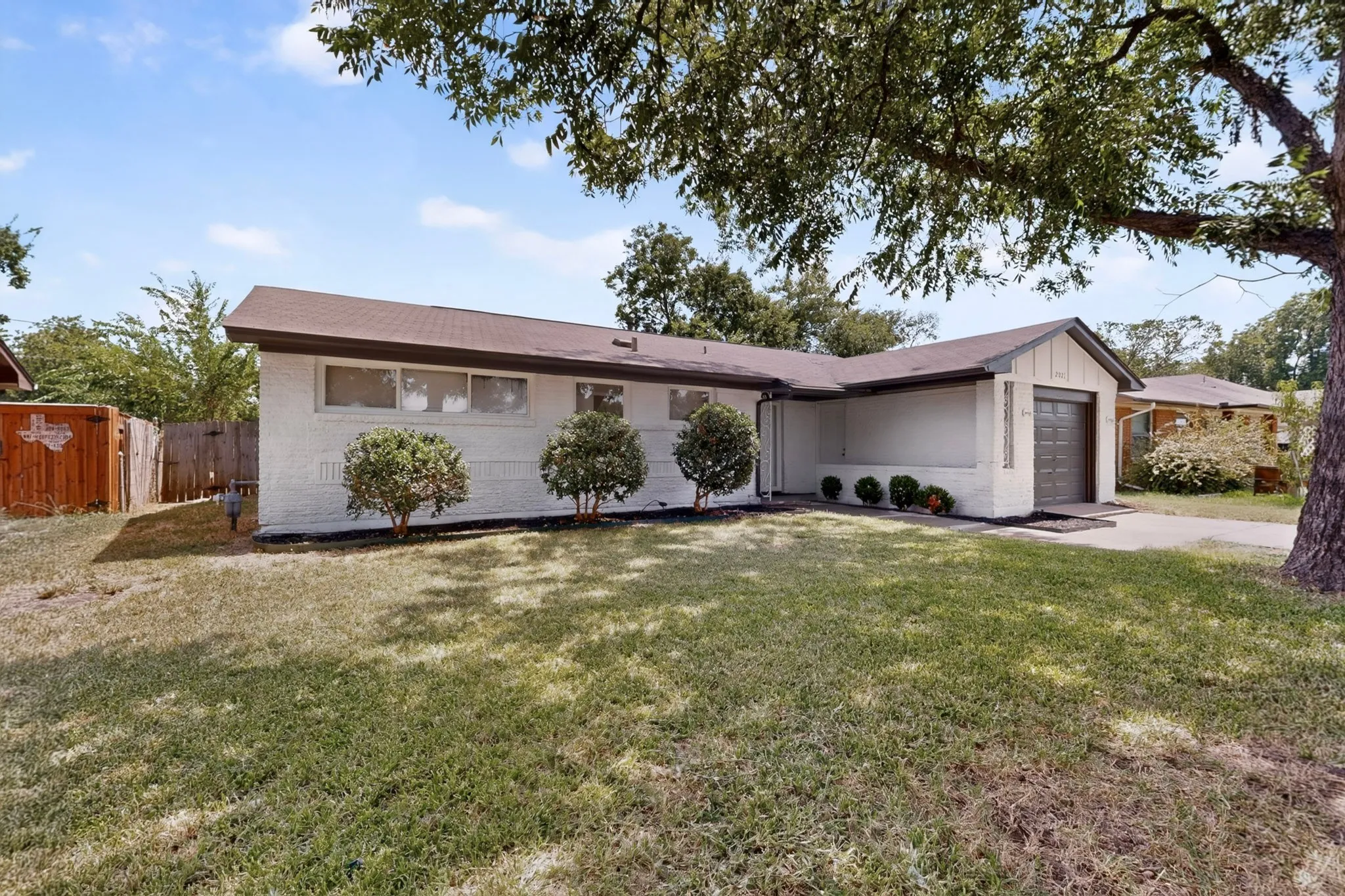 Single Family Residence For Sale in Dallas County , 2021 Proctor Drive, Grand Prairie, Texas 75051, 3 Bedroom, 2 Bathroom, 1 Garage spaces, 1,248 Sqft, built in 1956, mls#21347507, Real Estate Agent in Grand Prairie, Homes For Sale in Dallas county, Homes For Sale in Grand Prairie, Realtor in Grand Prairie Texas, Real Estate Brokerage Independent Realty Texas, Luminita Cordes Realtor