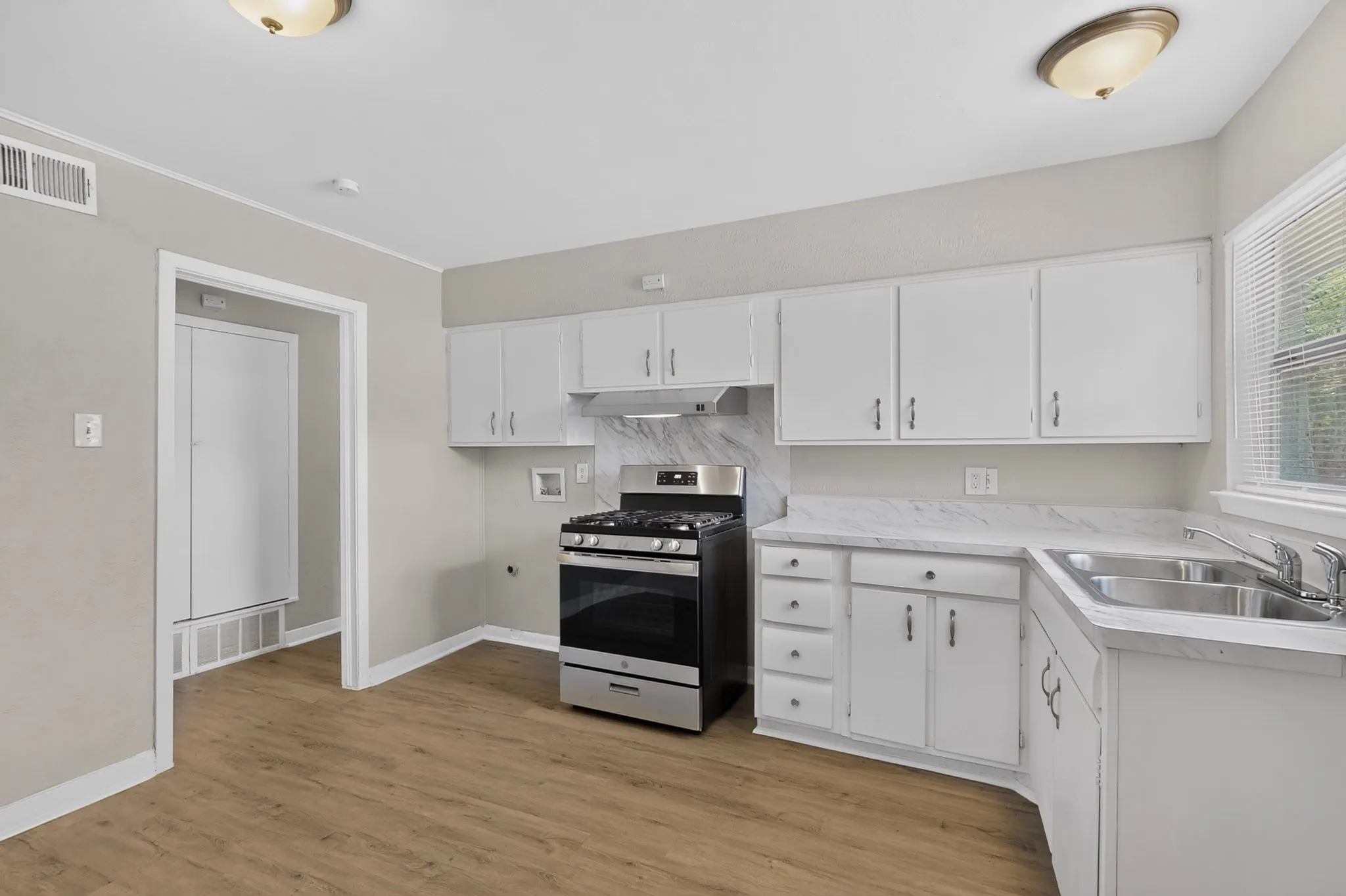 Single Family Residence For Sale in Dallas County , 2021 Proctor Drive, Grand Prairie, Texas 75051, 3 Bedroom, 2 Bathroom, 1 Garage spaces, 1,248 Sqft, built in 1956, mls#21347507, Real Estate Agent in Grand Prairie, Homes For Sale in Dallas county, Homes For Sale in Grand Prairie, Realtor in Grand Prairie Texas, Real Estate Brokerage Independent Realty Texas, Luminita Cordes Realtor