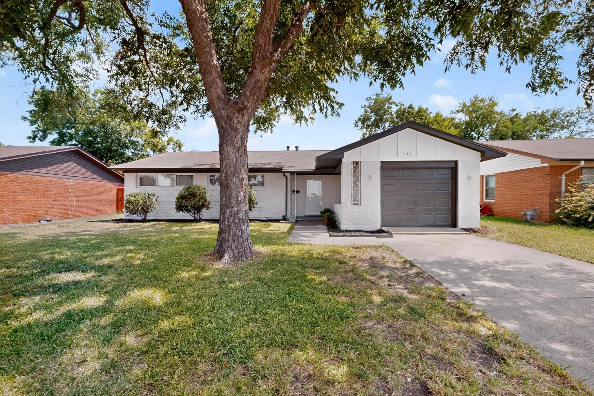 Single Family Residence For Sale in Dallas County , 2021 Proctor Drive, Grand Prairie, Texas 75051, 3 Bedroom, 2 Bathroom, 1 Garage spaces, 1,248 Sqft, built in 1956, mls#21347507, Real Estate Agent in Grand Prairie, Homes For Sale in Dallas county, Homes For Sale in Grand Prairie, Realtor in Grand Prairie Texas, Real Estate Brokerage Independent Realty Texas, Luminita Cordes Realtor