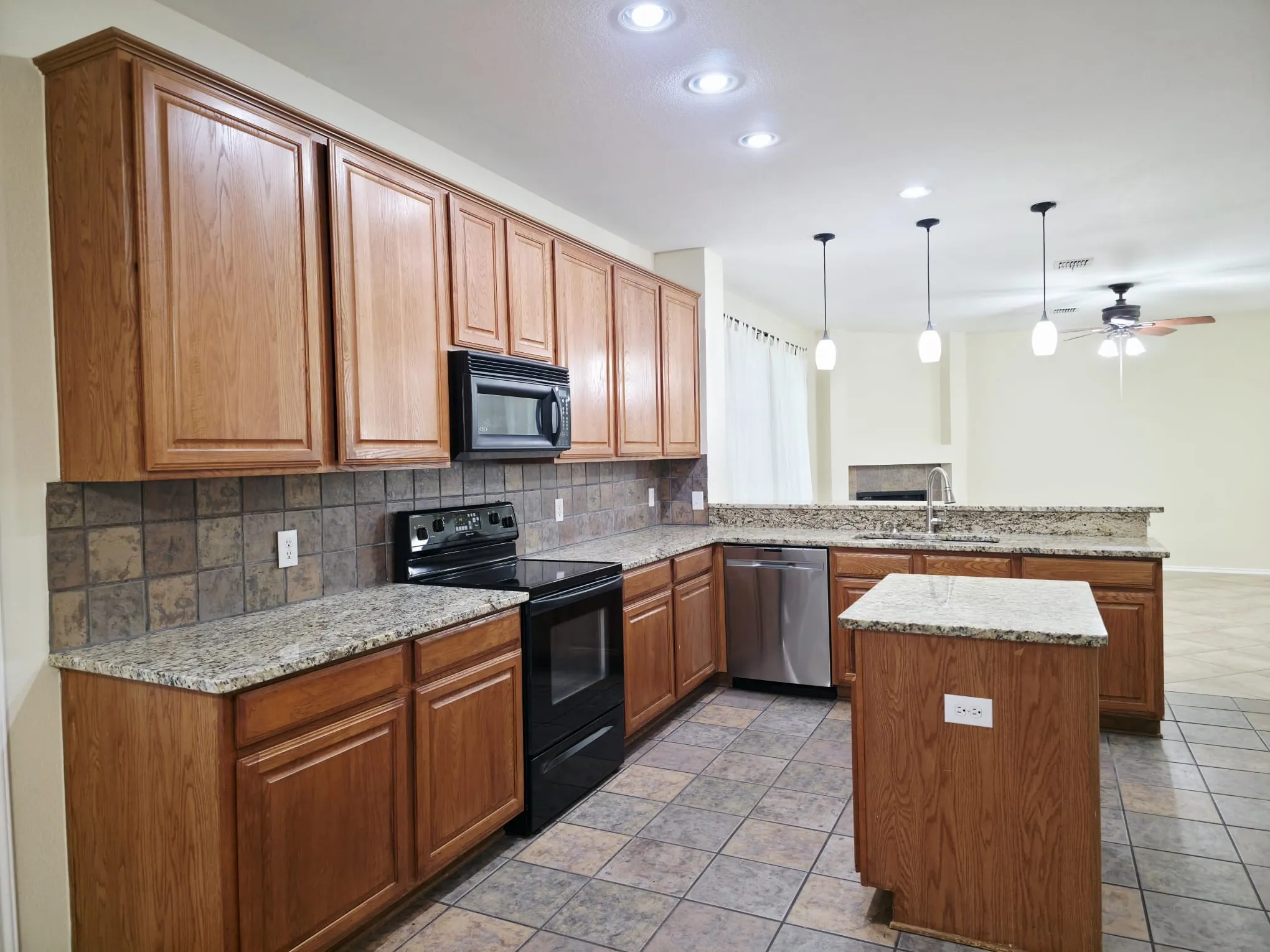 Single Family Residence For Rent in Denton County , 1913 Bradford Pear Square, Little Elm, Texas 75068, 4 Bedroom, 3 Bathroom, 2 Garage spaces, 2,580 Sqft, built in 2003, mls#21344062, Real Estate Agent in Little Elm, Homes For Rent in Denton county, Homes For Rent in Little Elm, Realtor in Little Elm Texas, Real Estate Brokerage Independent Realty Texas, Luminita Cordes Realtor
