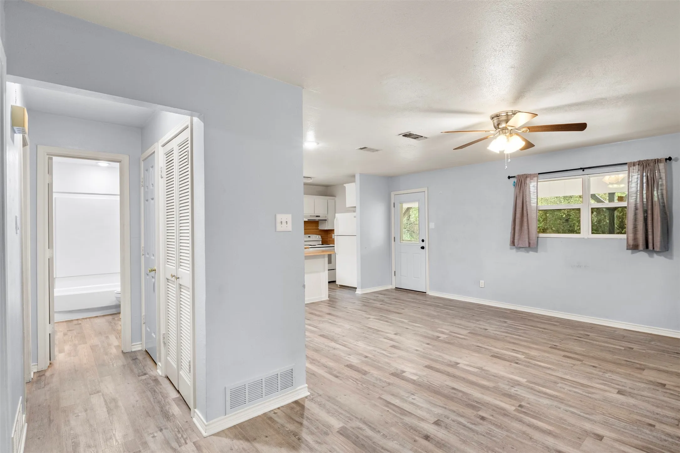 Single Family Residence For Rent in Henderson County , 521 Hilltop Drive, Tool, Texas 75143, 2 Bedroom, 1 Bathroom, Garage spaces, 912 Sqft, built in 1984, Price $1,250, mls#21347564, Real Estate Agent in Tool, Homes For Rent in Henderson county, Homes For Rent in Tool, Realtor in Tool Texas, Real Estate Brokerage Independent Realty Texas, Luminita Cordes Realtor