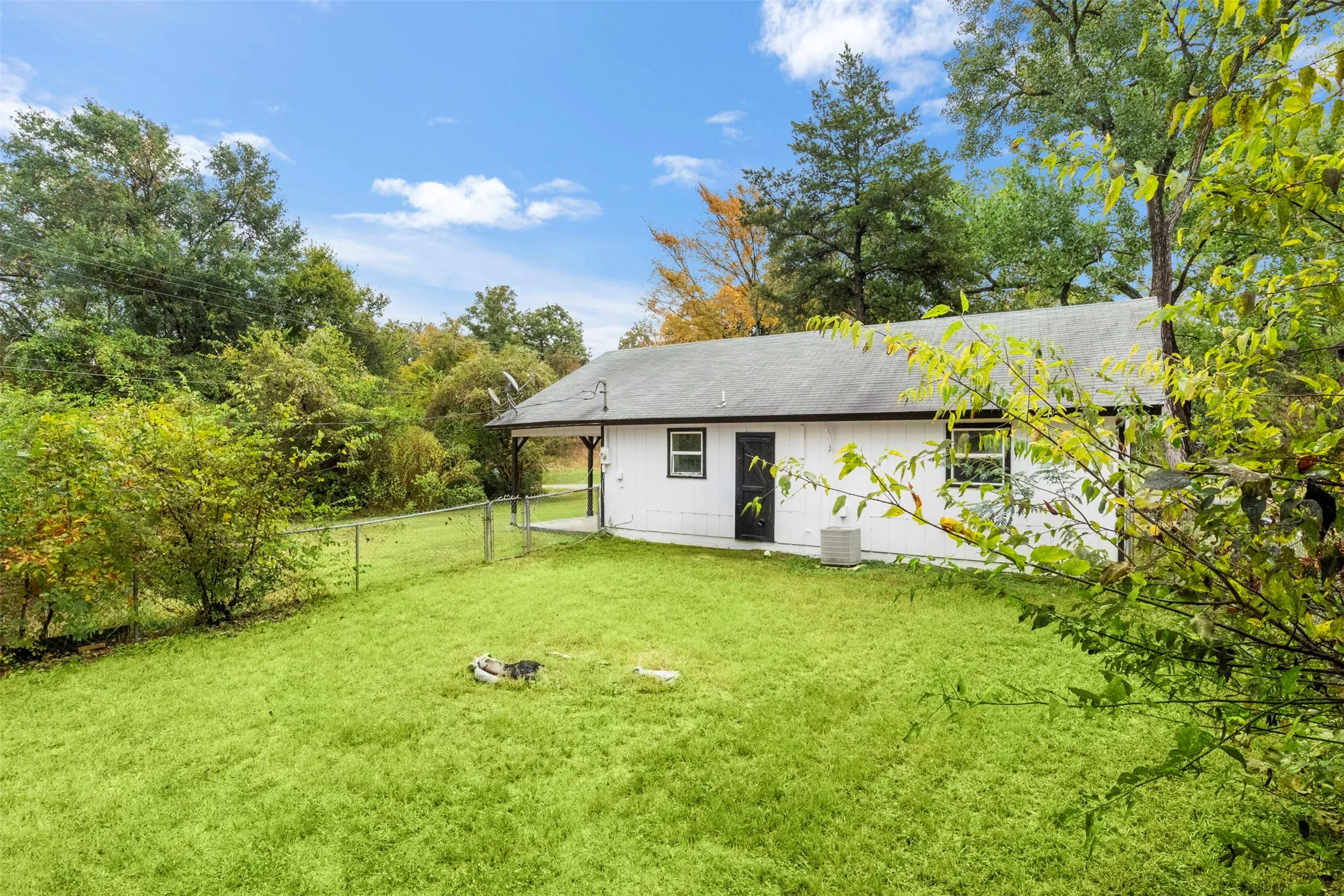 Single Family Residence For Rent in Henderson County , 521 Hilltop Drive, Tool, Texas 75143, 2 Bedroom, 1 Bathroom, Garage spaces, 912 Sqft, built in 1984, Price $1,250, mls#21347564, Real Estate Agent in Tool, Homes For Rent in Henderson county, Homes For Rent in Tool, Realtor in Tool Texas, Real Estate Brokerage Independent Realty Texas, Luminita Cordes Realtor